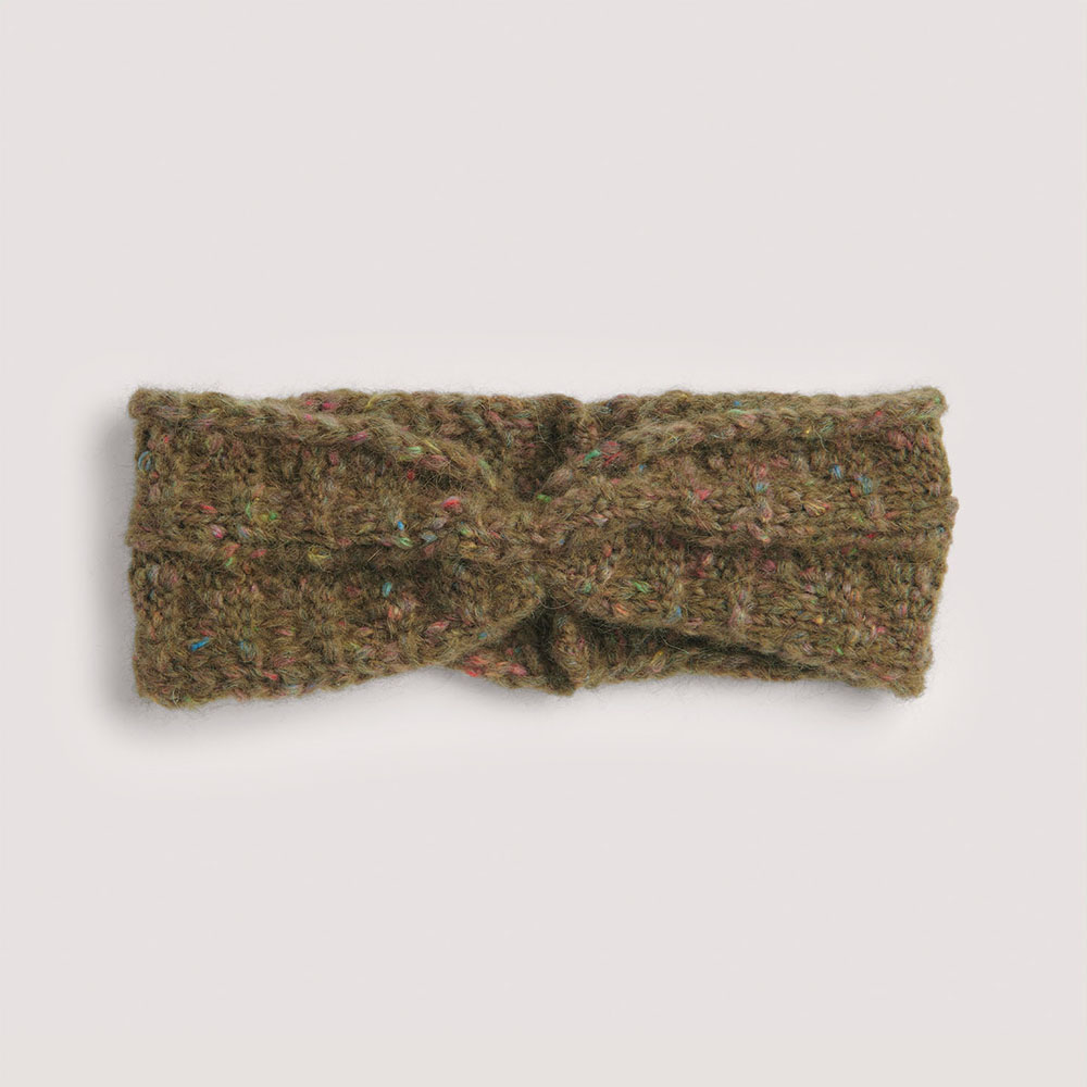 Stirnband auf grauem Hintergrund – zum Strickset
