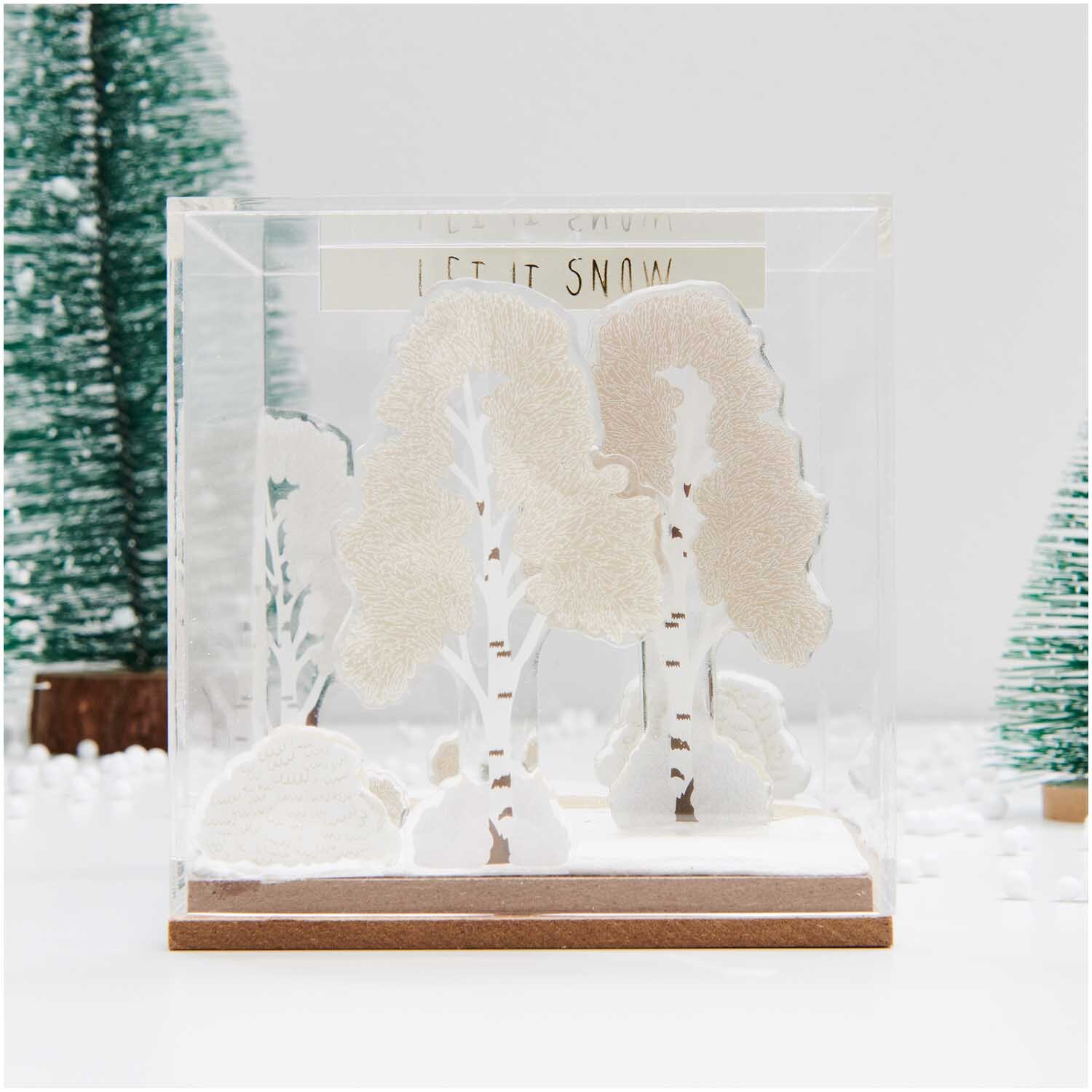 Figurico Modelliermasse 28g: Winterliche Szene mit weißen Bäumen in einem transparenten Display.