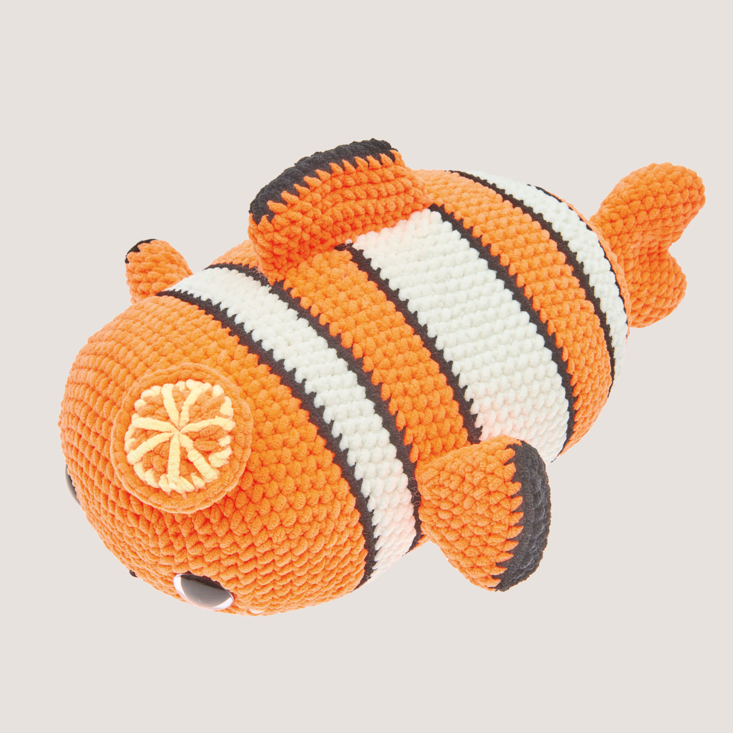 Häkelset Crazy Clown Fish Modell 04: Ein orange-weiß gestreifter, gehäkelter Fisch aus Chenille.