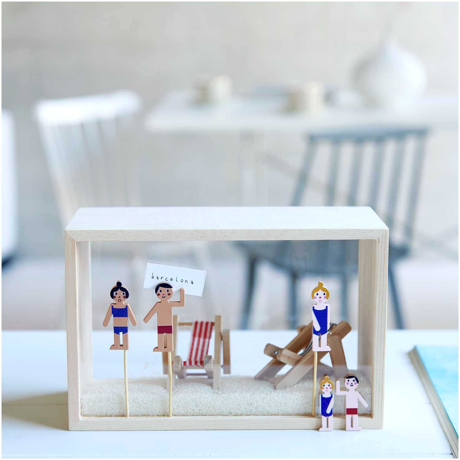 Deko-Picker Badegäste Mix in blau-rot von Rico Design, zeigt Figuren am Strand in einem Holzrahmen.