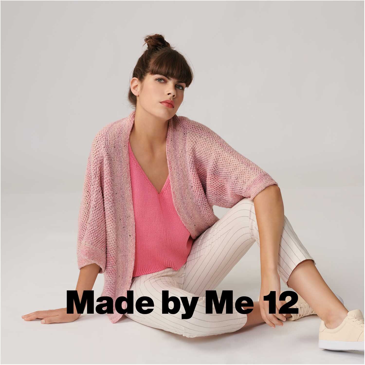 Fashion Cotton Light & Long Tweed dk: Frau in rosa Strickjacke und Top von Rico Design, sitzt lässig auf dem Boden.