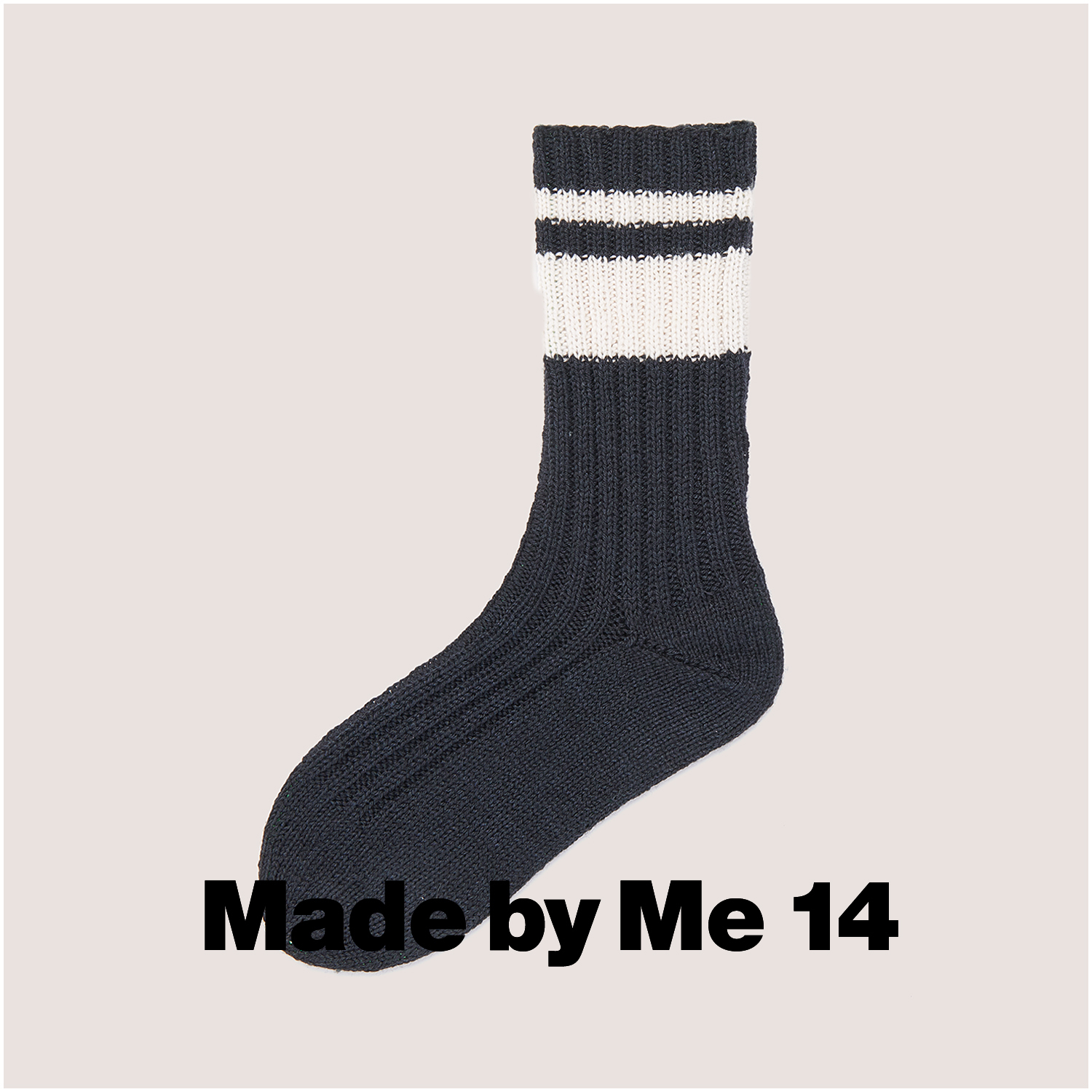 Superba Bamboo Uni 4fädig: Dunkelblaue Socke mit cremefarbenen Streifen, gestrickt aus hochwertigem Garn von Rico Design.