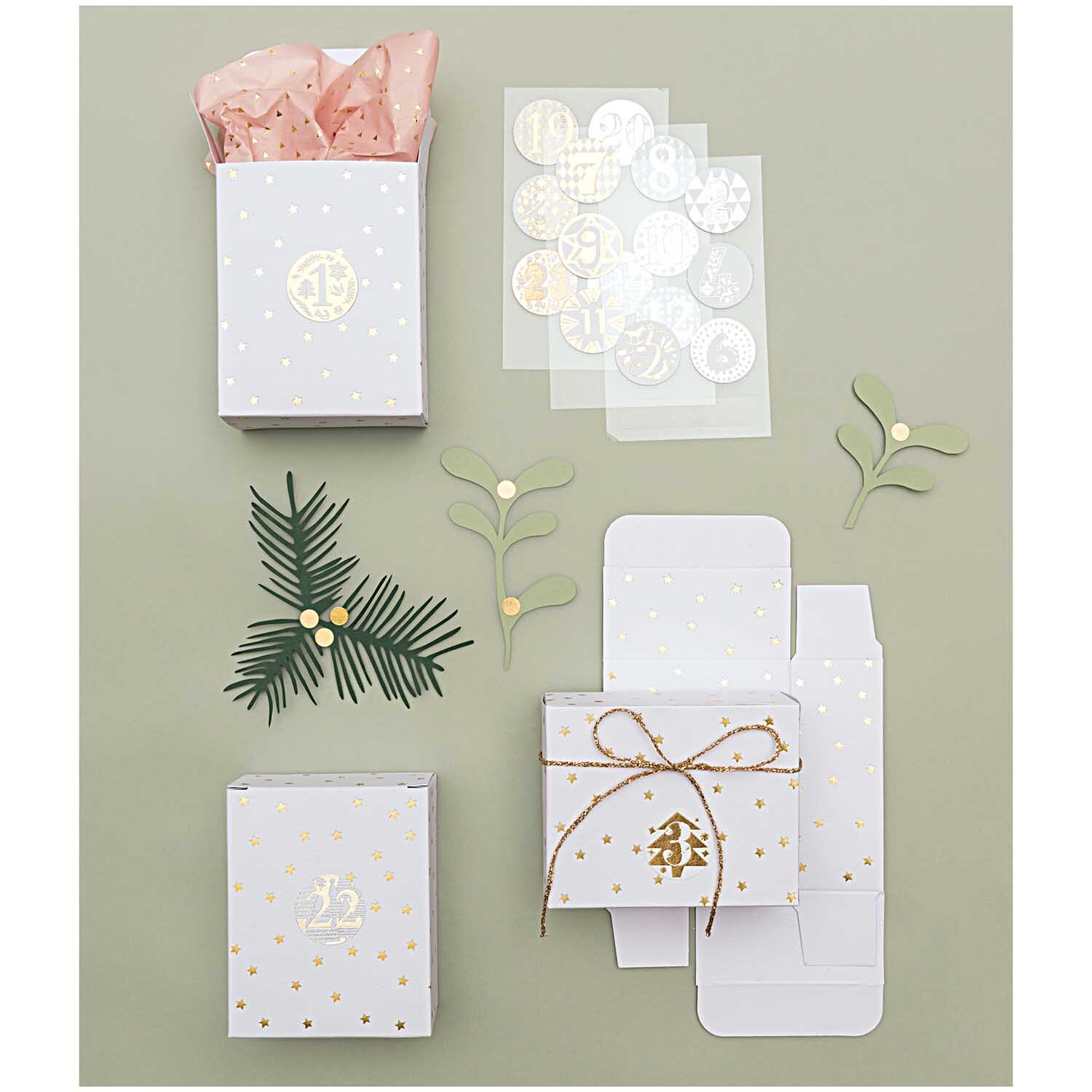 Paper Poetry Sticker Punkte gold 8mm 4 Bogen auf Geschenkverpackungen mit festlichen Motiven.