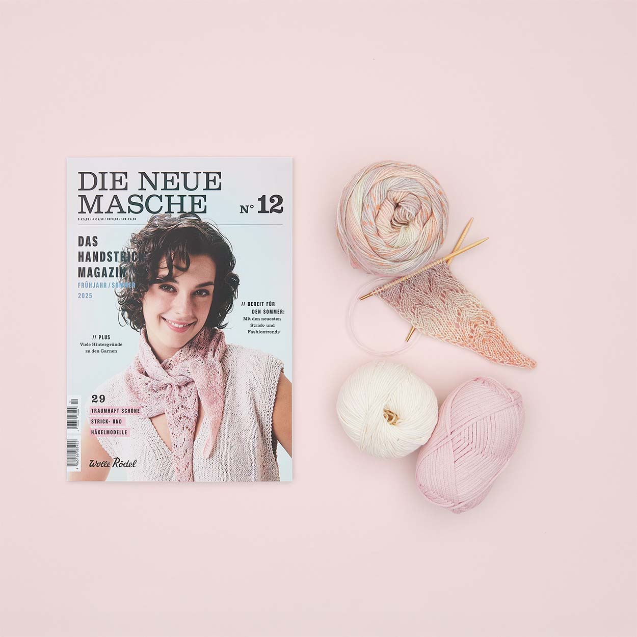 Das Anleitungsheft Die Neue Masche No. 12 mit drei Garnknäuel und einem Strickstück auf Rundstricknadeln.