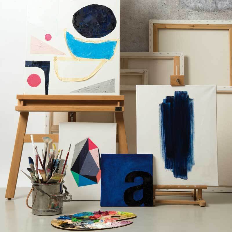 Prato Ölfarbe: Künstleratelier mit Staffelei, Leinwänden und Farbpalette. Marke: Rico Design.