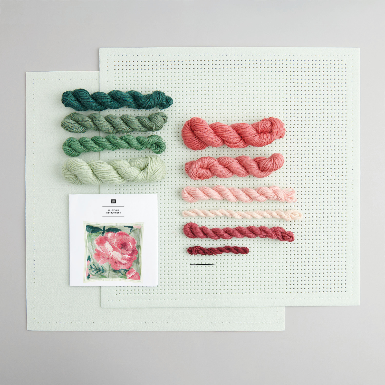 Filzkissen zum Besticken Rose von Rico Design mit Garn in verschiedenen Grüntönen und Rosatönen auf perforiertem Stoff, 42x42cm.