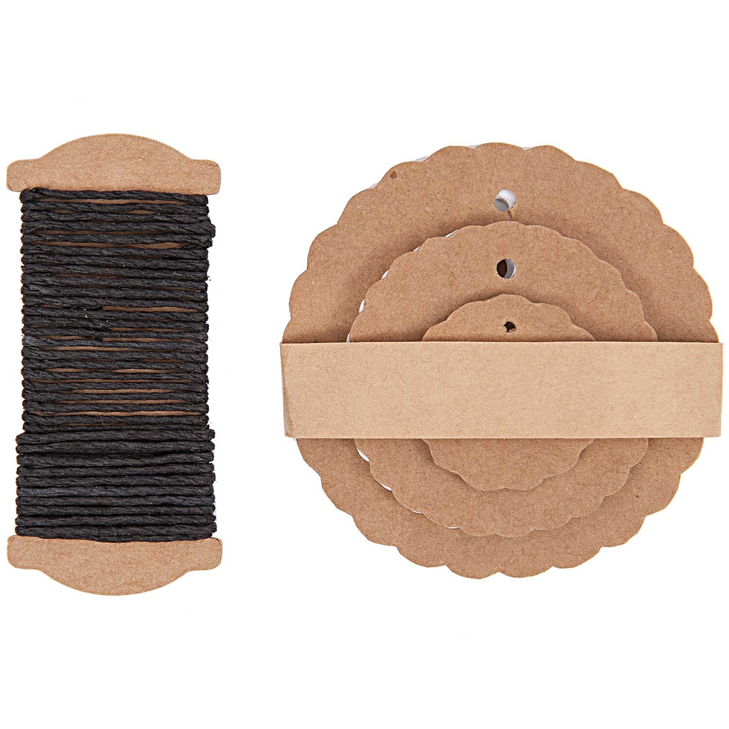 Paper Poetry Geschenkanhänger Rosette in Braun, 30 Stück, von Rico Design. Runde Anhänger mit Schnur.
