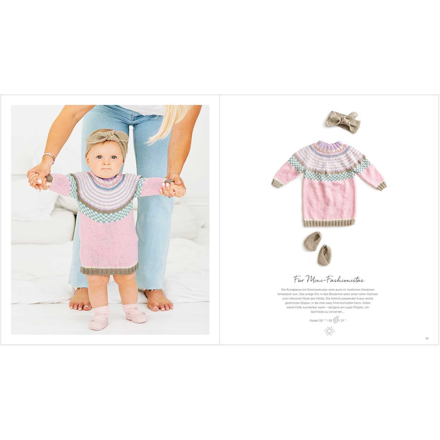 Rico Baby Heft Nr.30: Ein Baby trägt einen gestrickten Pullover in Rosa mit buntem Muster, gehalten von einer erwachsenen Person.
