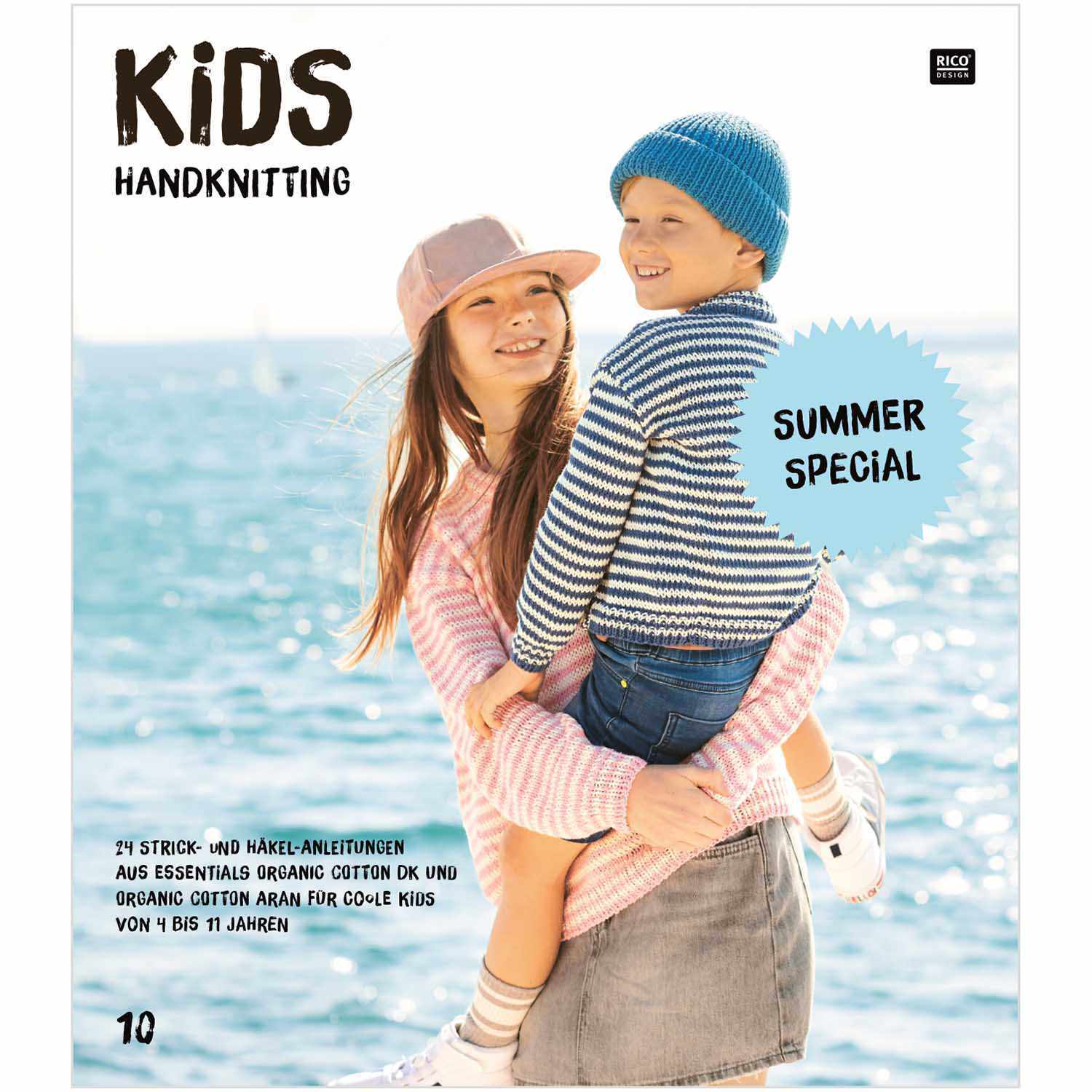 Kids Nr.10: Zwei Kinder in gestrickter Kleidung am Strand, lächelnd, mit Sommermütze und Rico Design.