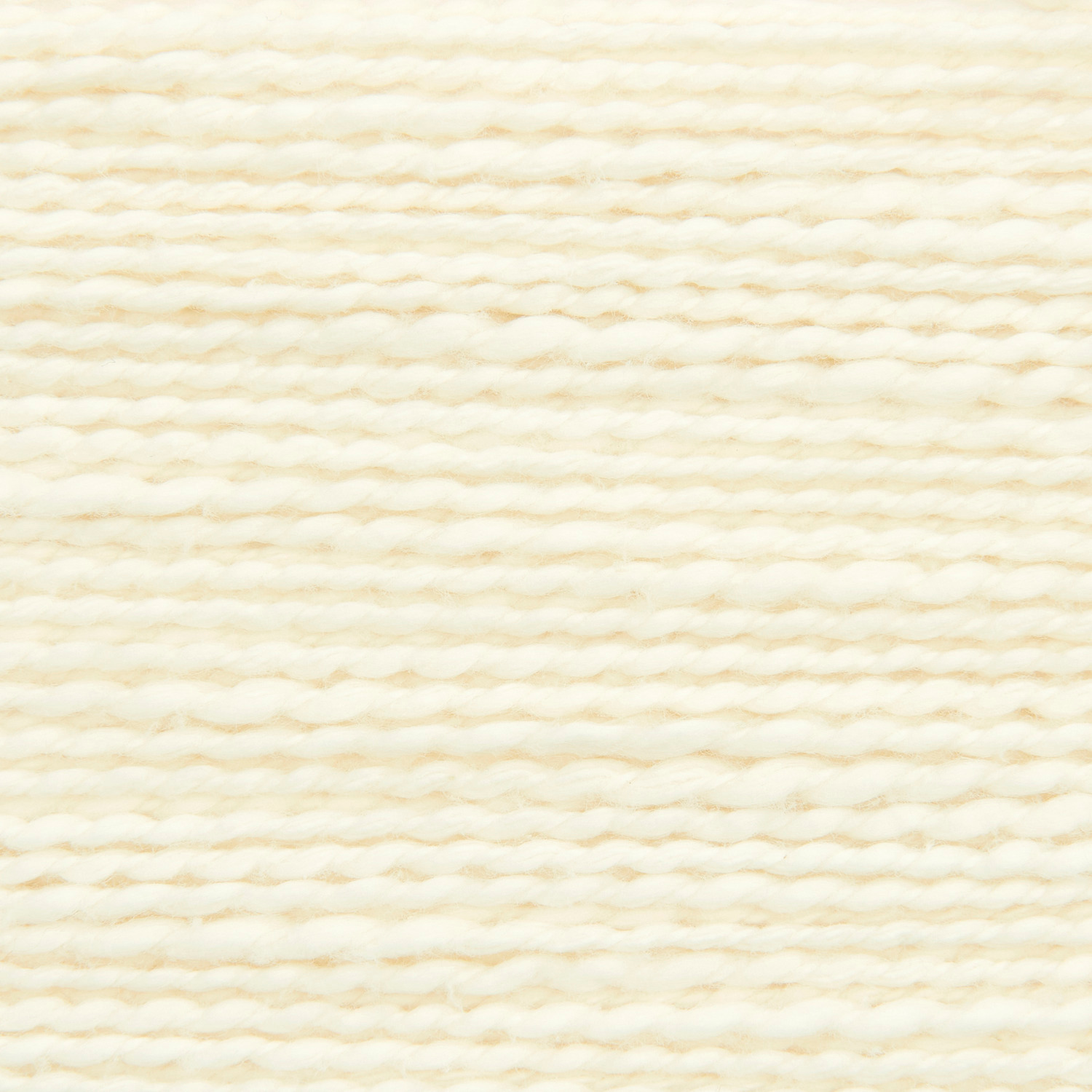 Essentials Super Cotton dk: Cremefarbene, weiche Baumwollwolle von Rico Design, 50g Knäuel mit 100m Länge. Ideal für Strickprojekte.