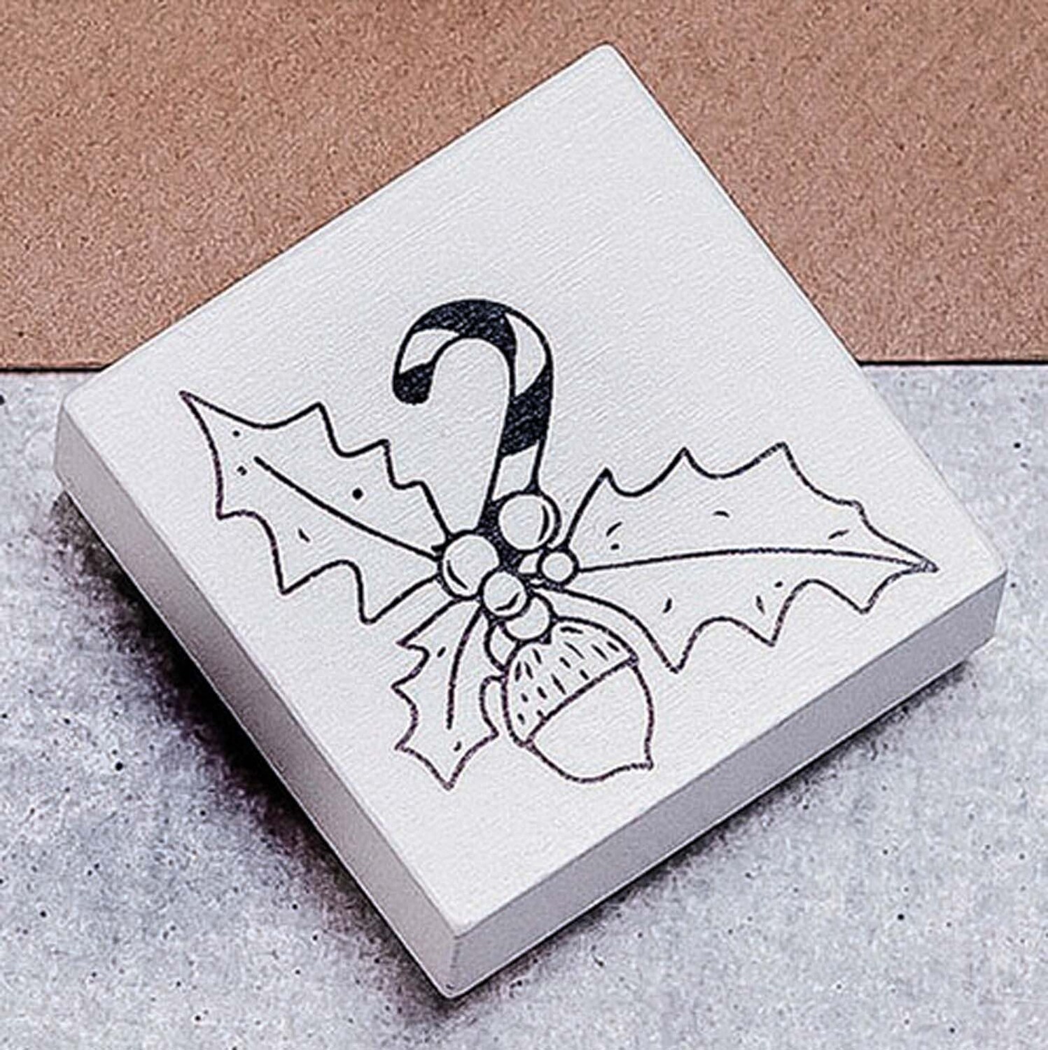 Stempel Ilex mit Zuckerstange weiß 45x45mm zeigt ein festliches Motiv aus Ilexblättern und Zuckerstange.