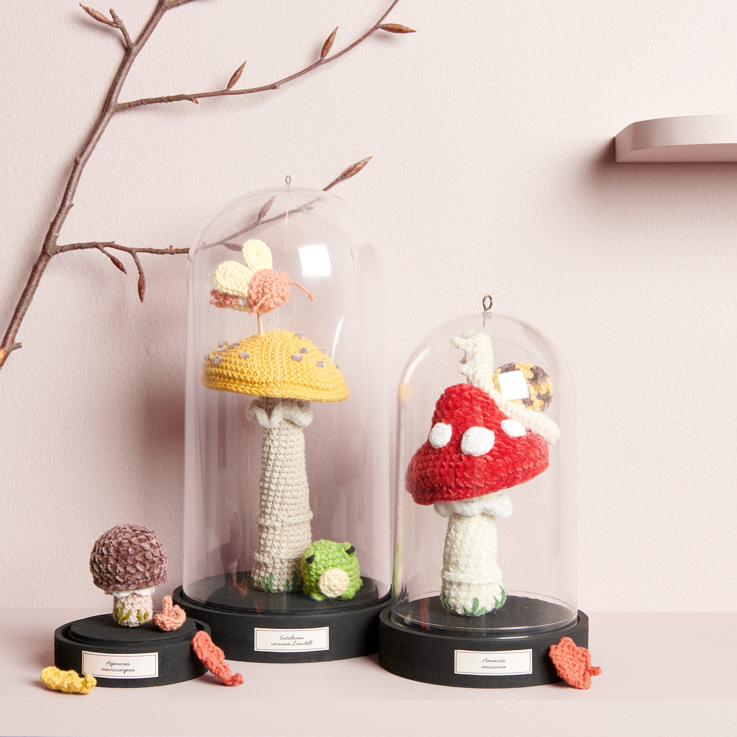 Creative Ricorumi dk zeigt eine Auswahl an Garnen in verschiedenen Farben wie Kitt, Safran und Creme von Rico Design.