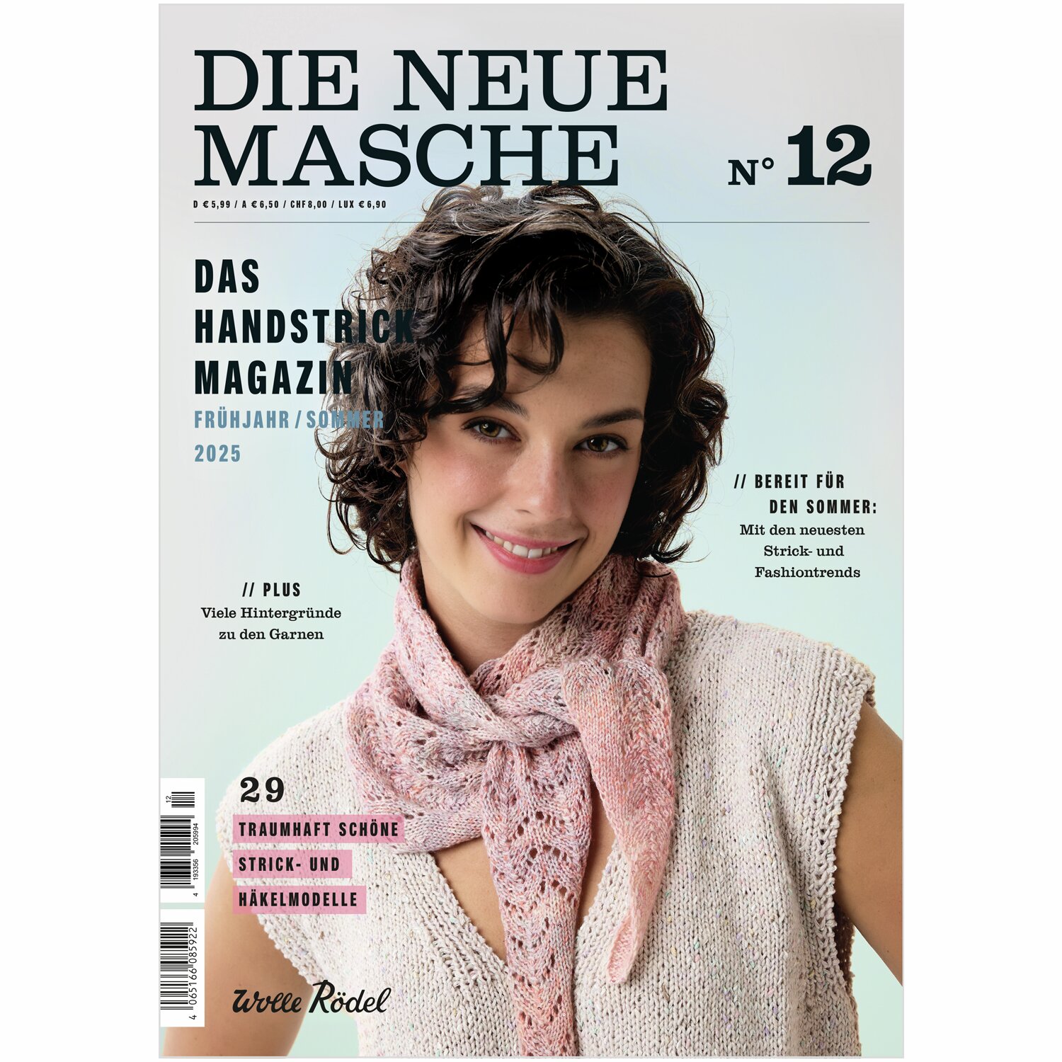 Die Neue Masche No. 12 Frühjahr-Sommer zeigt eine lächelnde Frau mit gestricktem Schal.