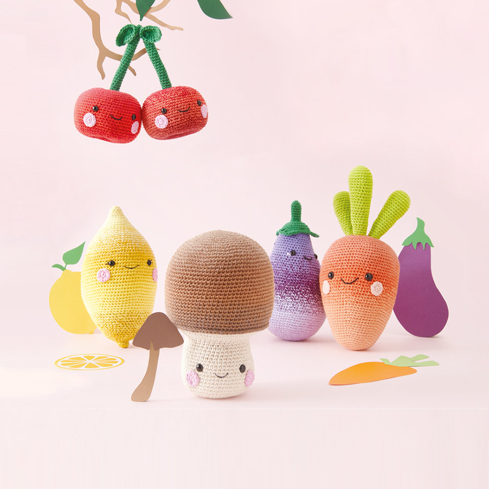 Eine gehäkelte Zitrone, Kirsche, Pilz, Aubergine und Karotte. Ricorumi Häkelfiguren.