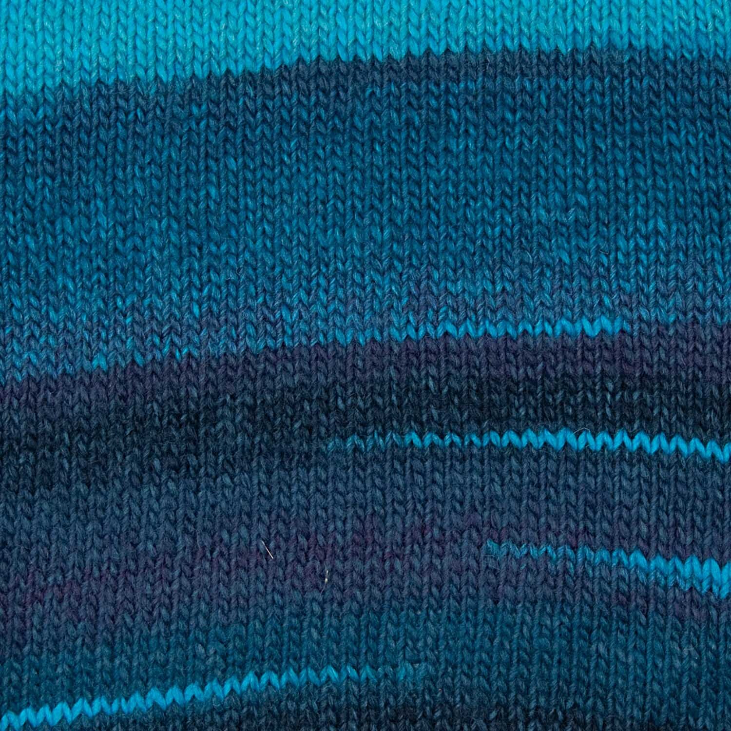 Creative Melange chunky: Nahaufnahme eines gestrickten Stoffes in Türkis-Blau von Rico Design.