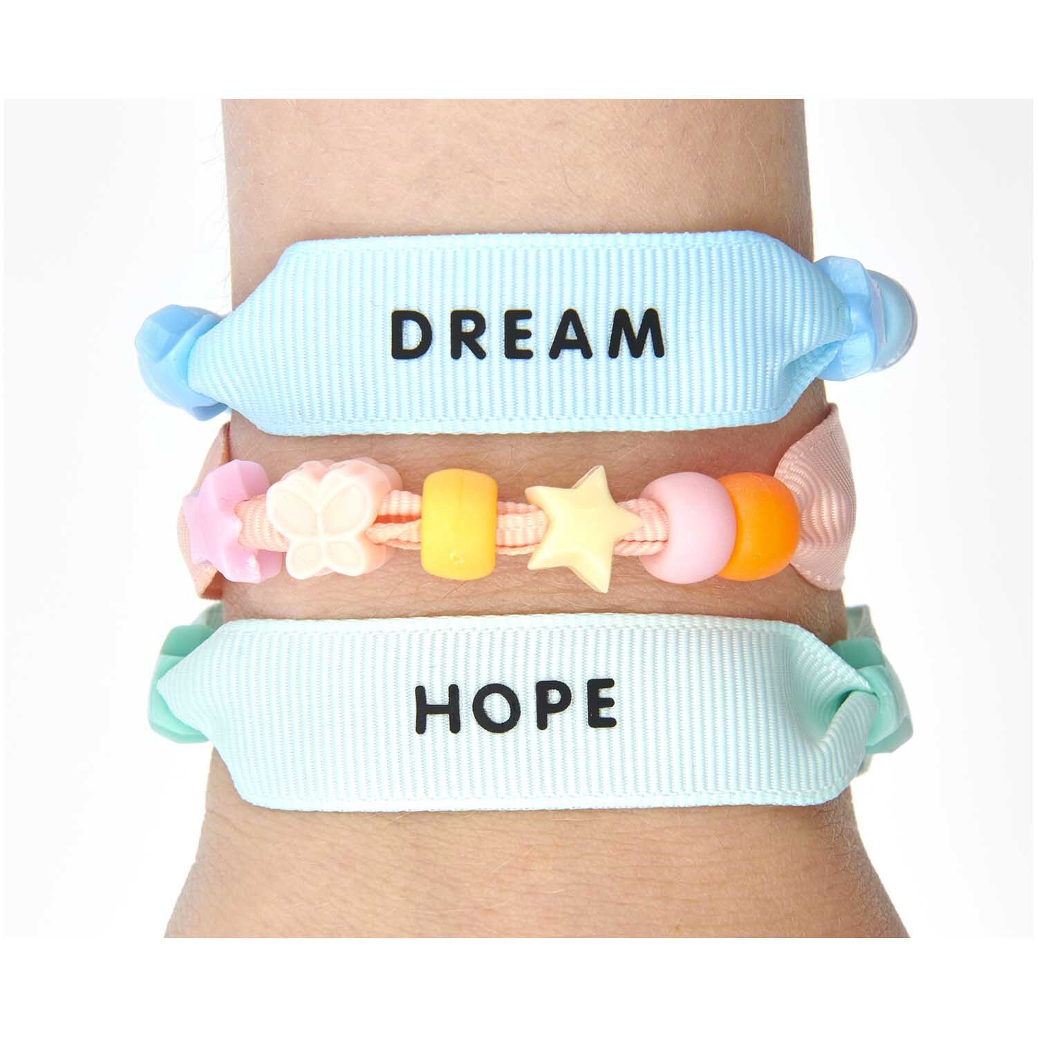 Itoshii - Ponii Beads Ripsband Armbänder in Pastellfarben mit Botschaften "Dream" und "Hope", dekoriert mit bunten Perlen.