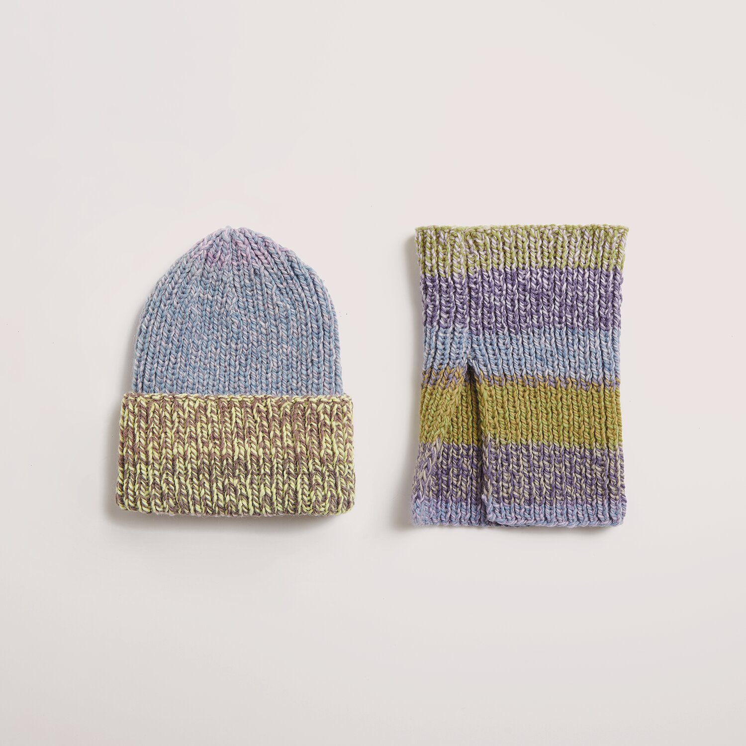 Strickset Mütze + Kragen Modelle 18 aus DNM 14, in Blau und Gelb, präsentiert auf hellem Hintergrund.