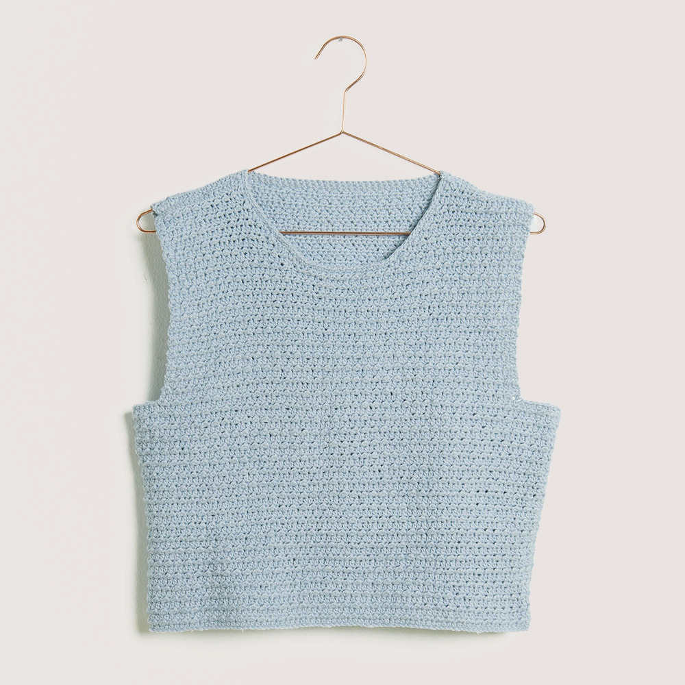 Pullunder auf grauem Hintergrund – zum Strickset