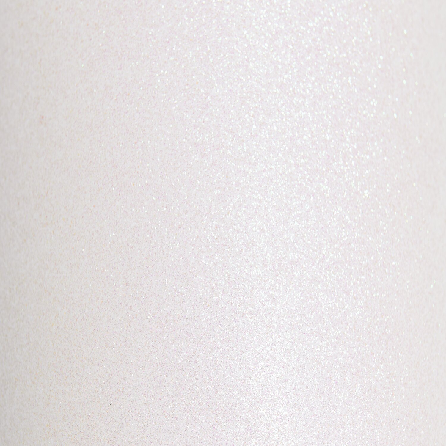 Schultüte Rohling mit Tüllverschluss und Glitter, weiß, von Rico Design. Nahaufnahme der glitzernden Oberfläche.