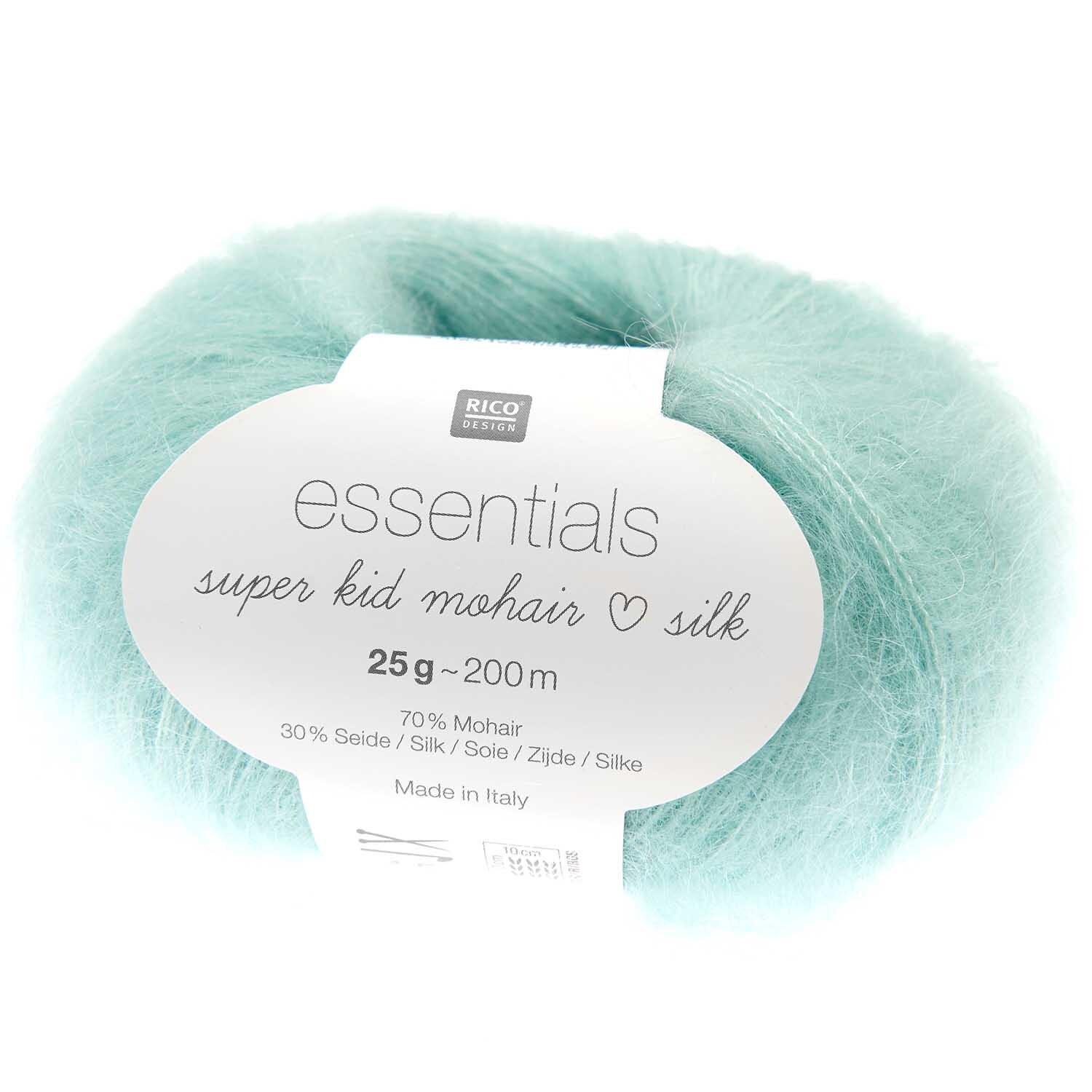 Essentials Super Kid Mohair Loves Silk Strickset zeigt aquamarinfarbenes Garn von Rico Design.