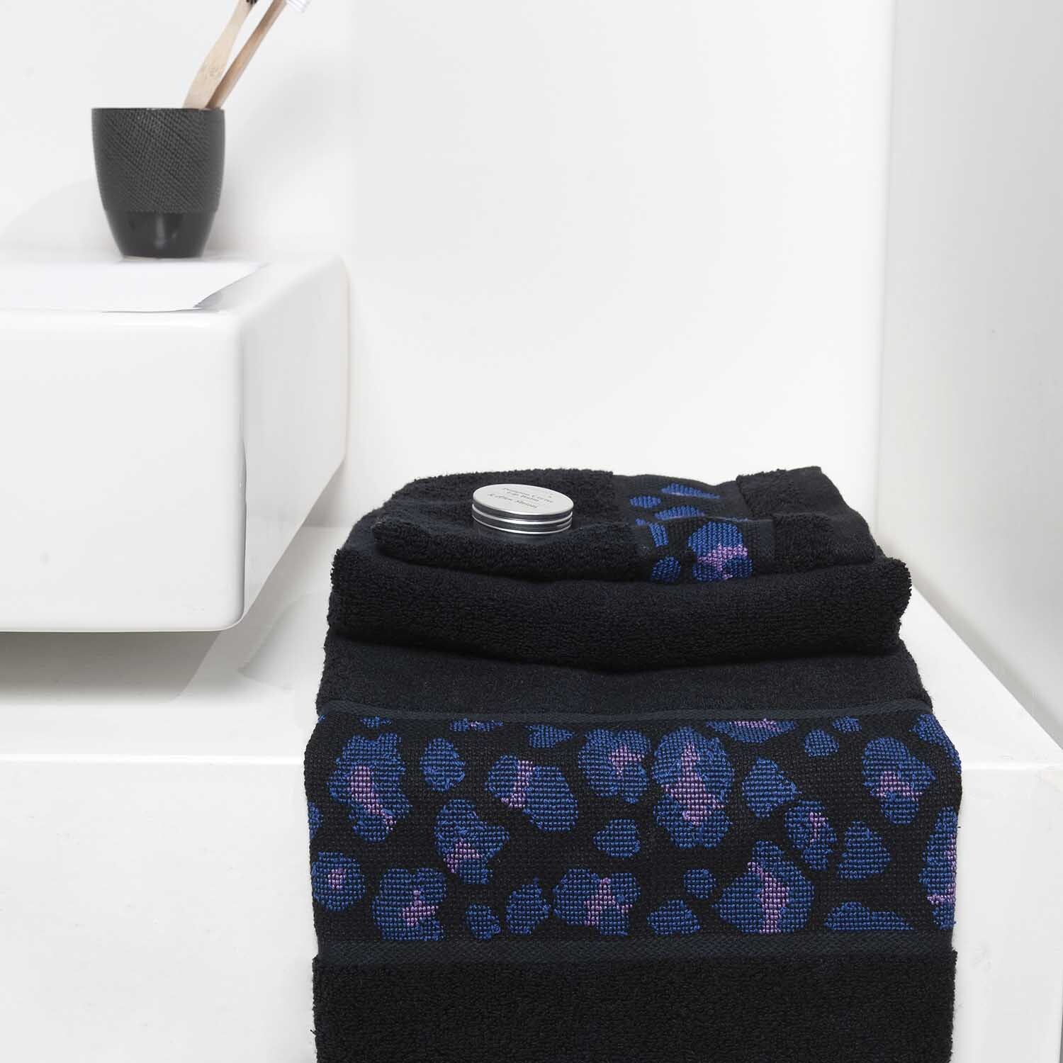 Handtuch 50x100cm von Rico Design in elegantem Schwarz mit stilvollem Muster, dekorativ im Badezimmer platziert.