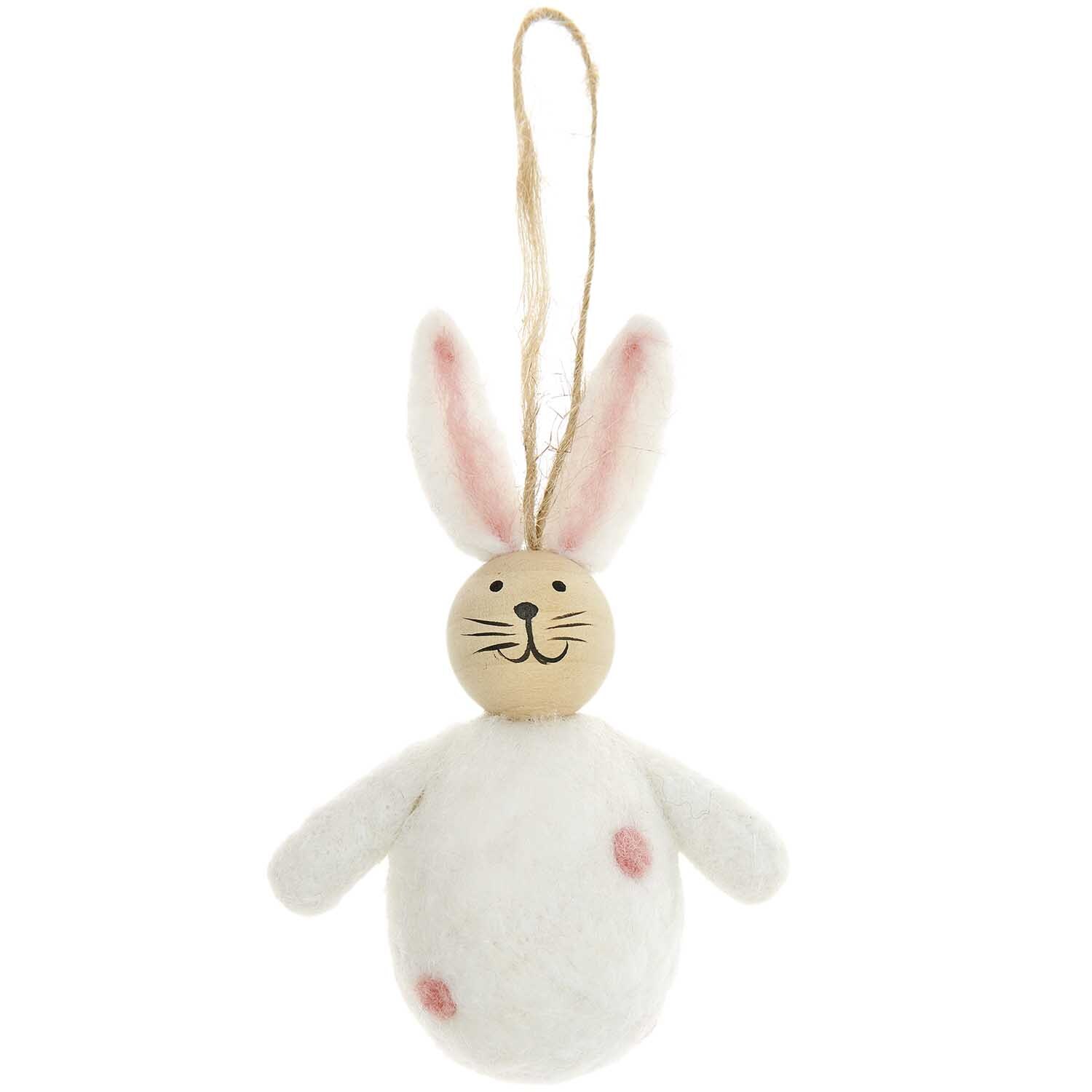 Hase zum Aufhängen 10cm von Rico Design: Weißer Filzhase mit rosa Akzenten und Aufhängeschnur. Ideal für Osterdekorationen.