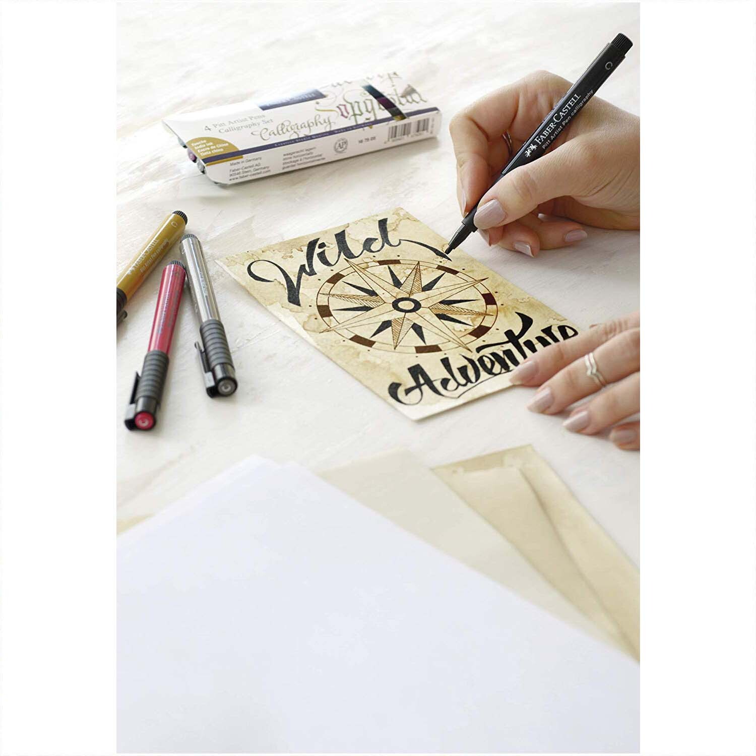 Tuschestift Pitt Artist Pen Calligraphy 6 Stück von Faber Castell, ideal für kreative Kalligrafie auf Papier mit verschiedenen Farben.