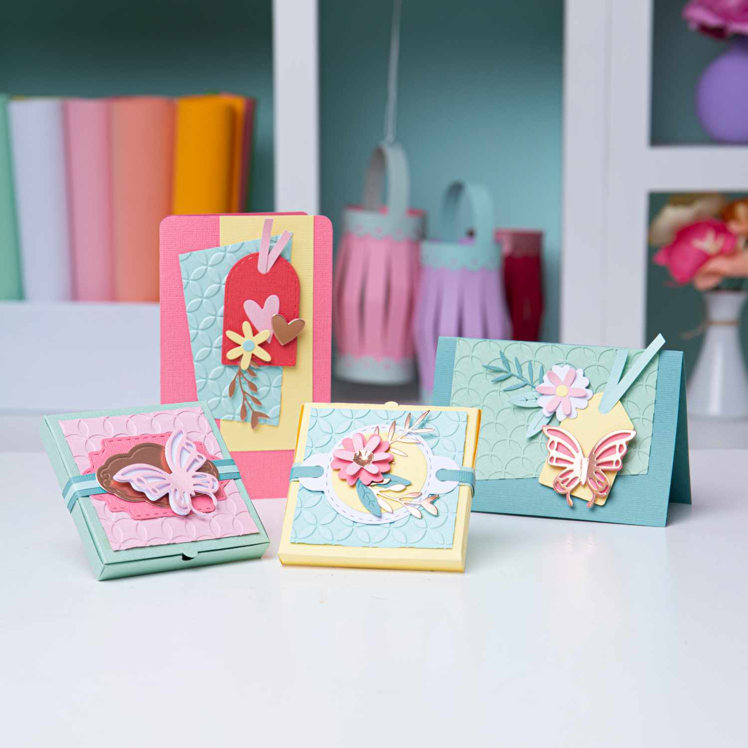 Big Shot Plus Starter Set: Bunte Grußkarten mit Schmetterlingen und Blumen, gestaltet mit Sizzix Prägemaschine.