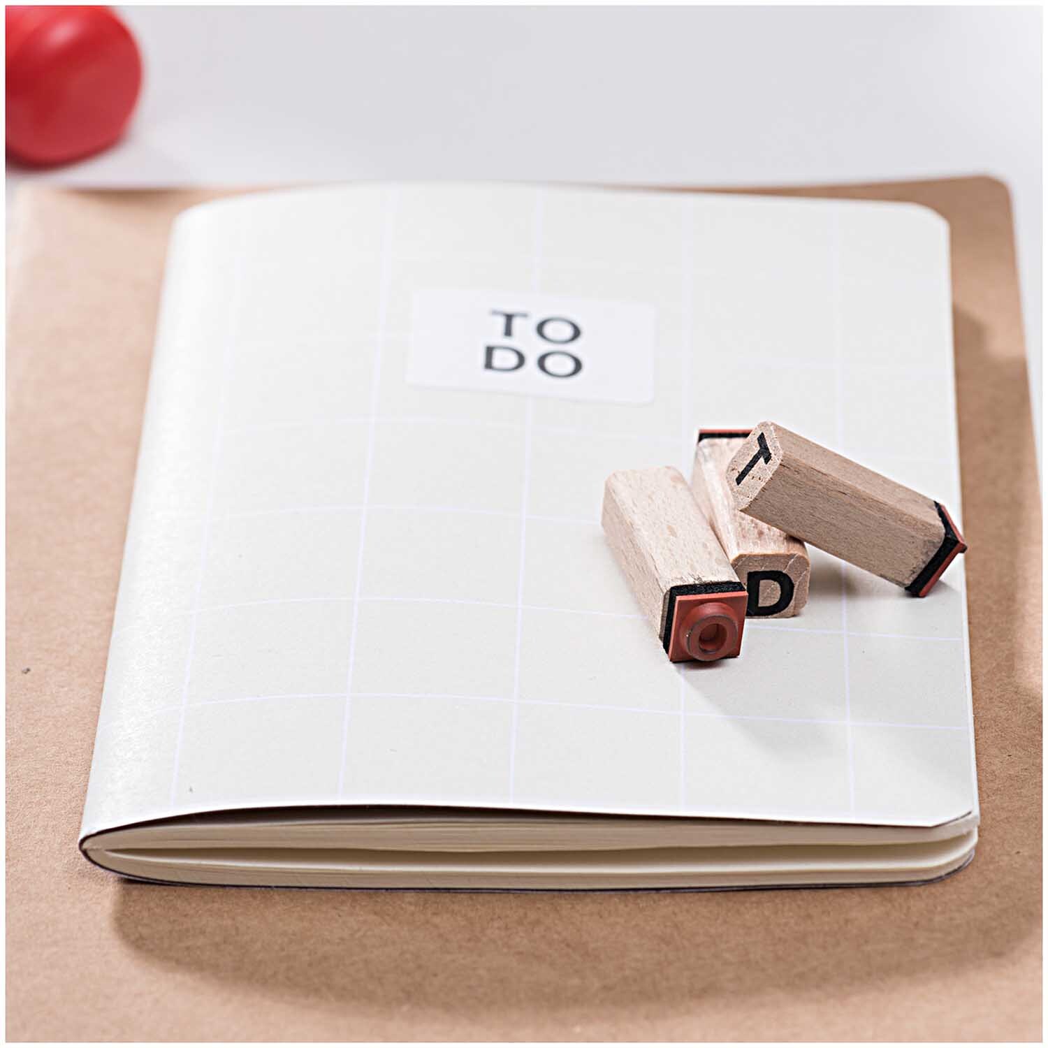Paper Poetry Stempelset ABC 1: Ein Notizbuch mit "TO DO"-Aufdruck und drei Holzstempel auf dem Cover.