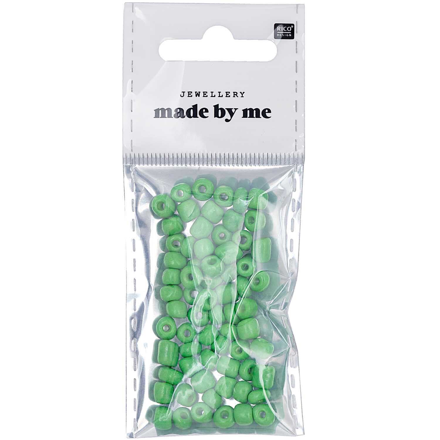 Keramik-Perlen natur 5mm 12g in grün von Rico Design, verpackt in einer transparenten Tüte. Ideal für Schmuckherstellung.