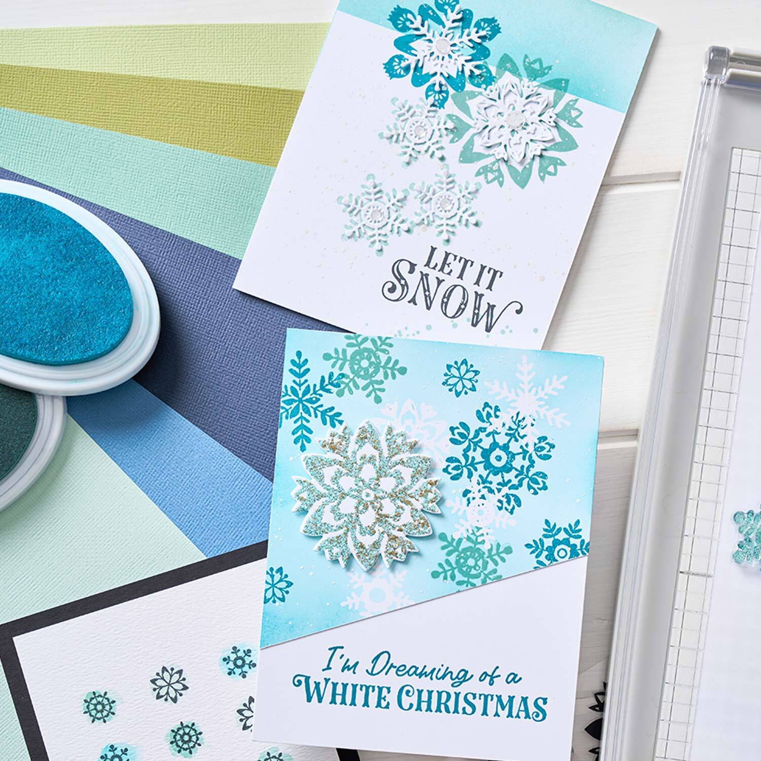 Framelits Die Set White Christmas #2 15PK: Zwei festliche Karten mit Schneeflocken-Designs in Blau und Weiß, ideal für kreative Bastelprojekte.