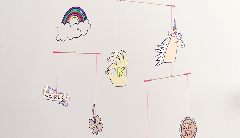 Bastelanleitung Mobilé aus Window Color mit bunten Motiven wie Regenbogen, Einhorn und Hand.