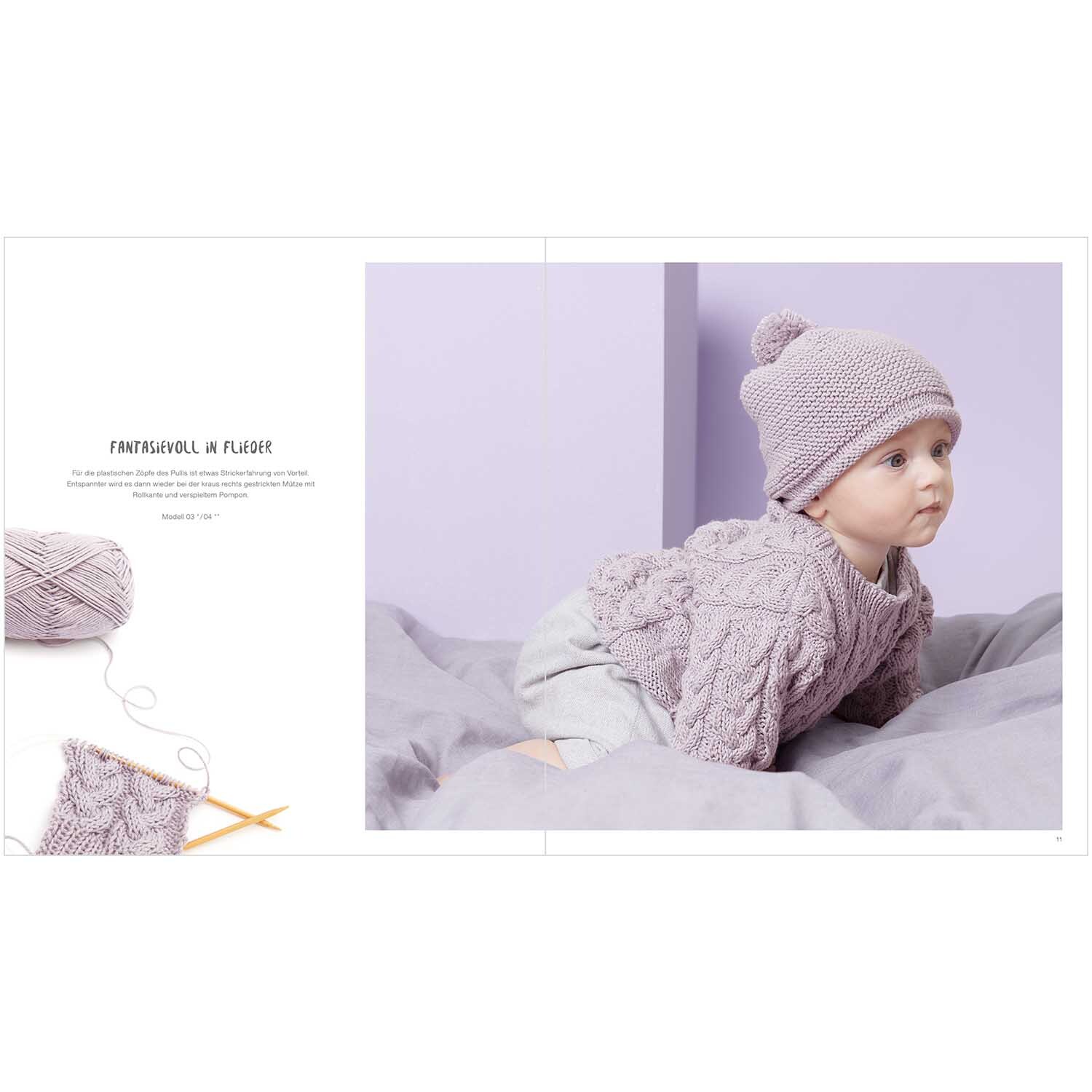 Rico Baby 036: Ein Baby in gestricktem Outfit mit Mütze auf grauem Kissen, umgeben von lila Hintergrund.