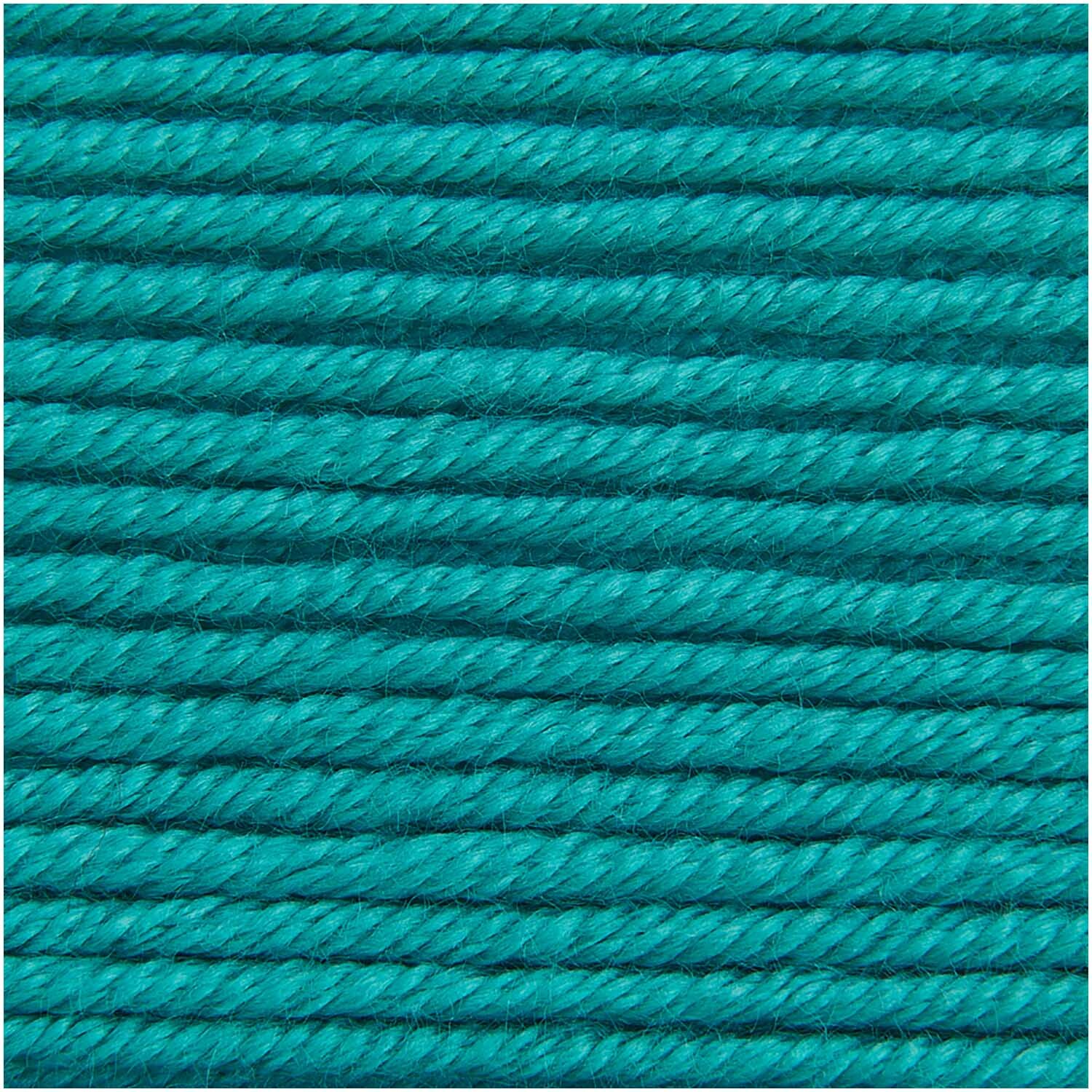Creative Silky Touch dk von Rico Design in Aquamarin, 100g, 220m. Nahaufnahme von weicher, aquamarinfarbener Wolle.
