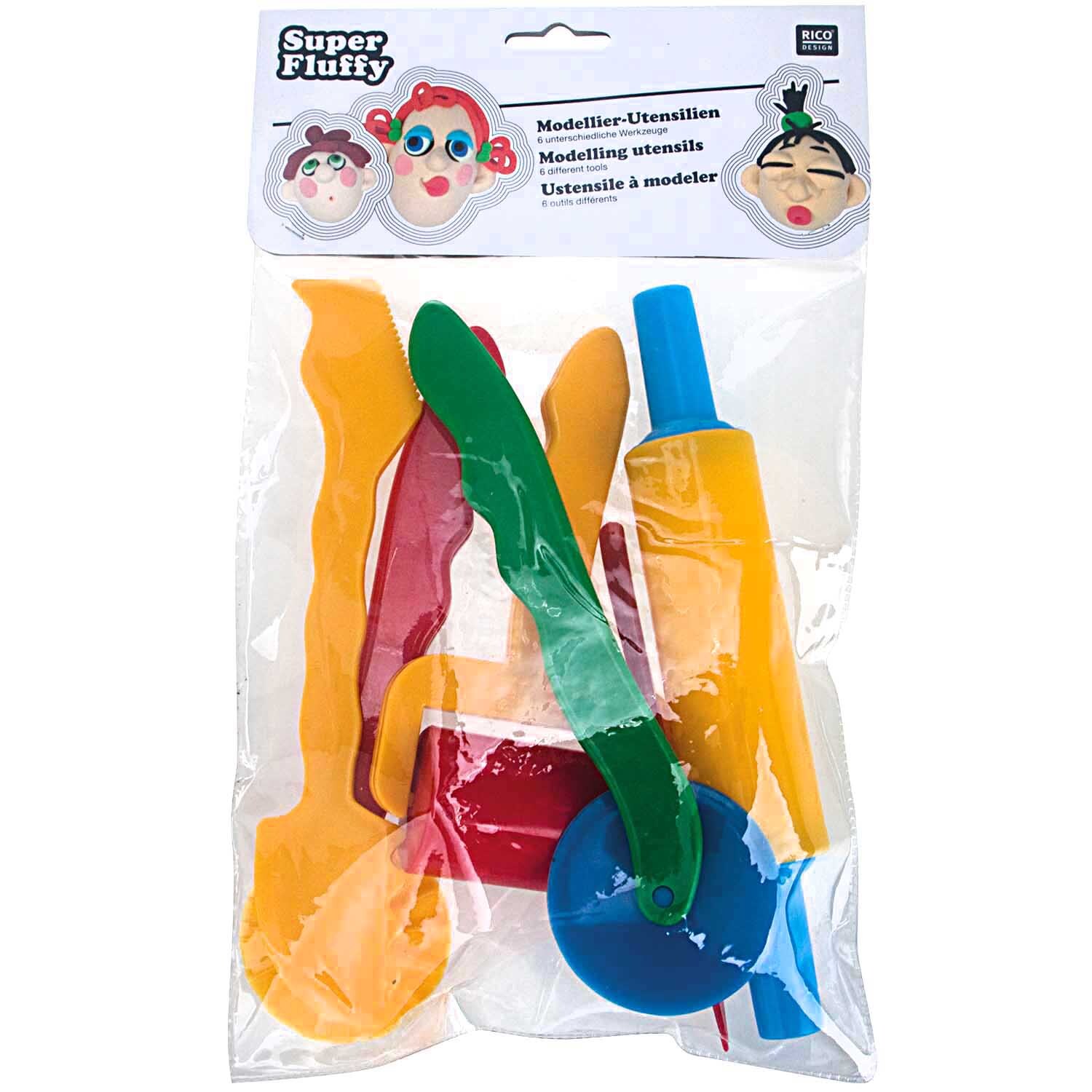 Super Fluffy Utensilien: Ein 6-teiliges Set bunter Modellierwerkzeuge von Rico Design in einer Verpackung.