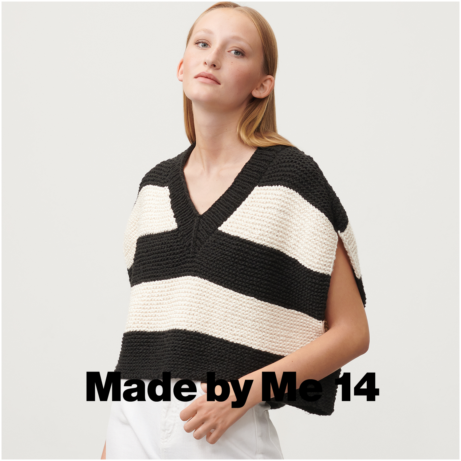 Creative So Cool + So Soft Cotton chunky: Frau trägt gestreiften Pullover aus Baumwolle von Rico Design, creme und schwarz, 100g 100m.