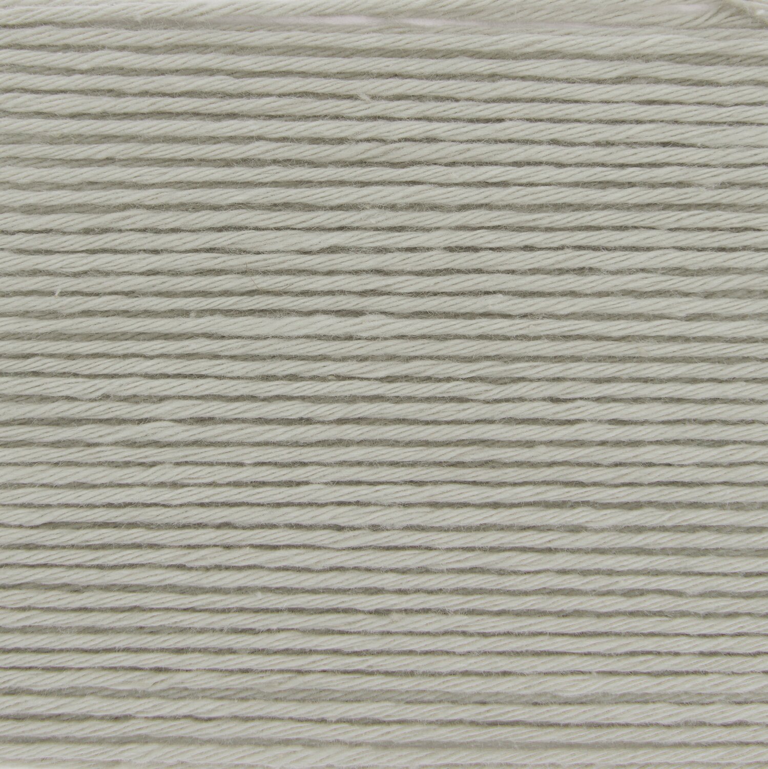 Baby Organic Cotton von Rico Design in Grau, 50g 150m. Nahaufnahme von weichem, grauem Baumwollgarn.