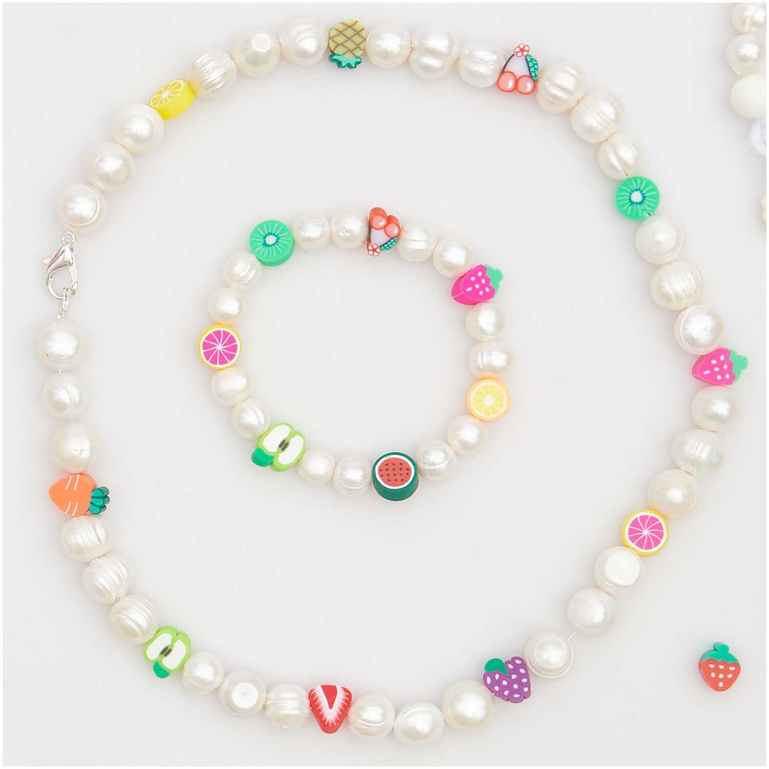itoshii Tutti Frutti Perlenkette und Armband mit bunten Fruchtmotiven von Rico Design, ideal für kreative Schmuckprojekte.