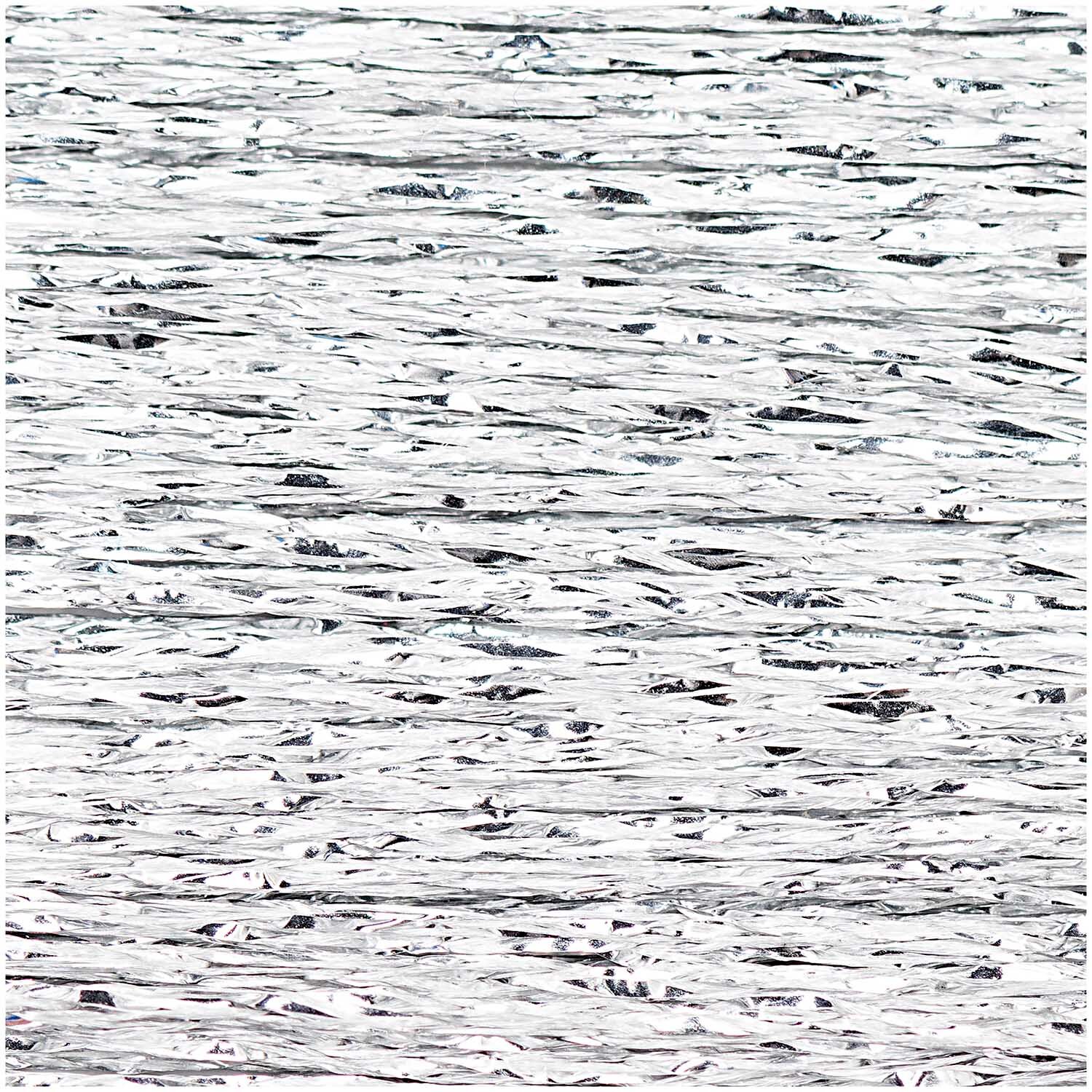 Sticktwist Metallic No. 20 50m, glänzendes Effektgarn von Rico Design, strukturierte Nahaufnahme von feinem, mehrfädigem Metallfaden für dekorative Stickprojekte