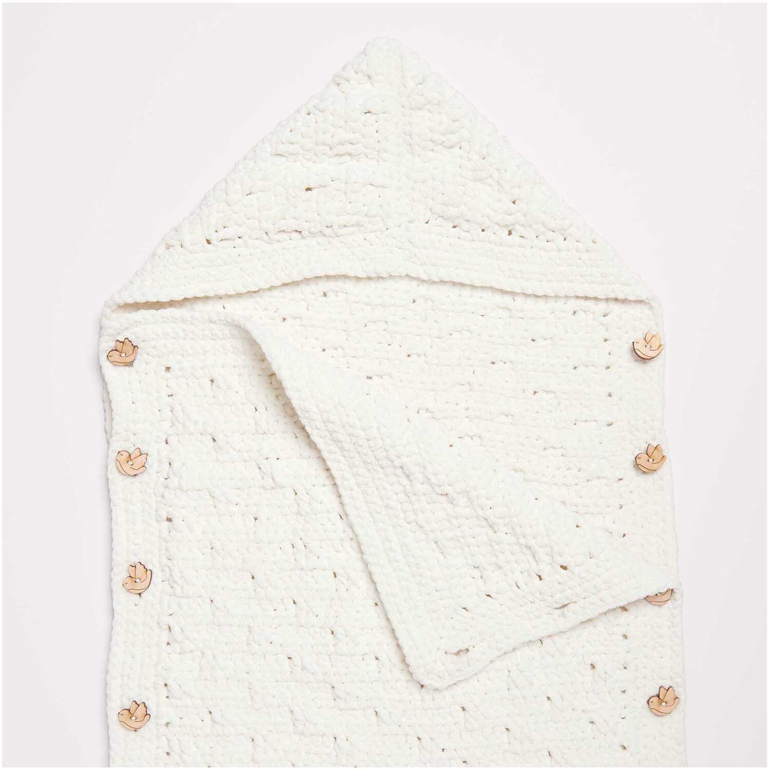 Häkelset Schlafsack Modell 16 aus Baby Chenillove: Weicher, cremefarbener Schlafsack mit Knöpfen, ideal für Babys.