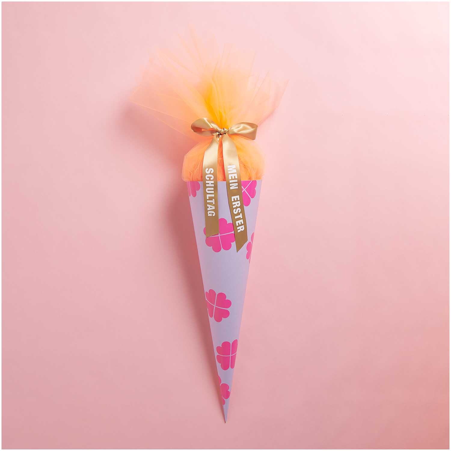 Paper Poetry Schultüte Rohling in Flieder mit Blumenmuster, 70cm, von Rico Design, auf rosa Hintergrund.