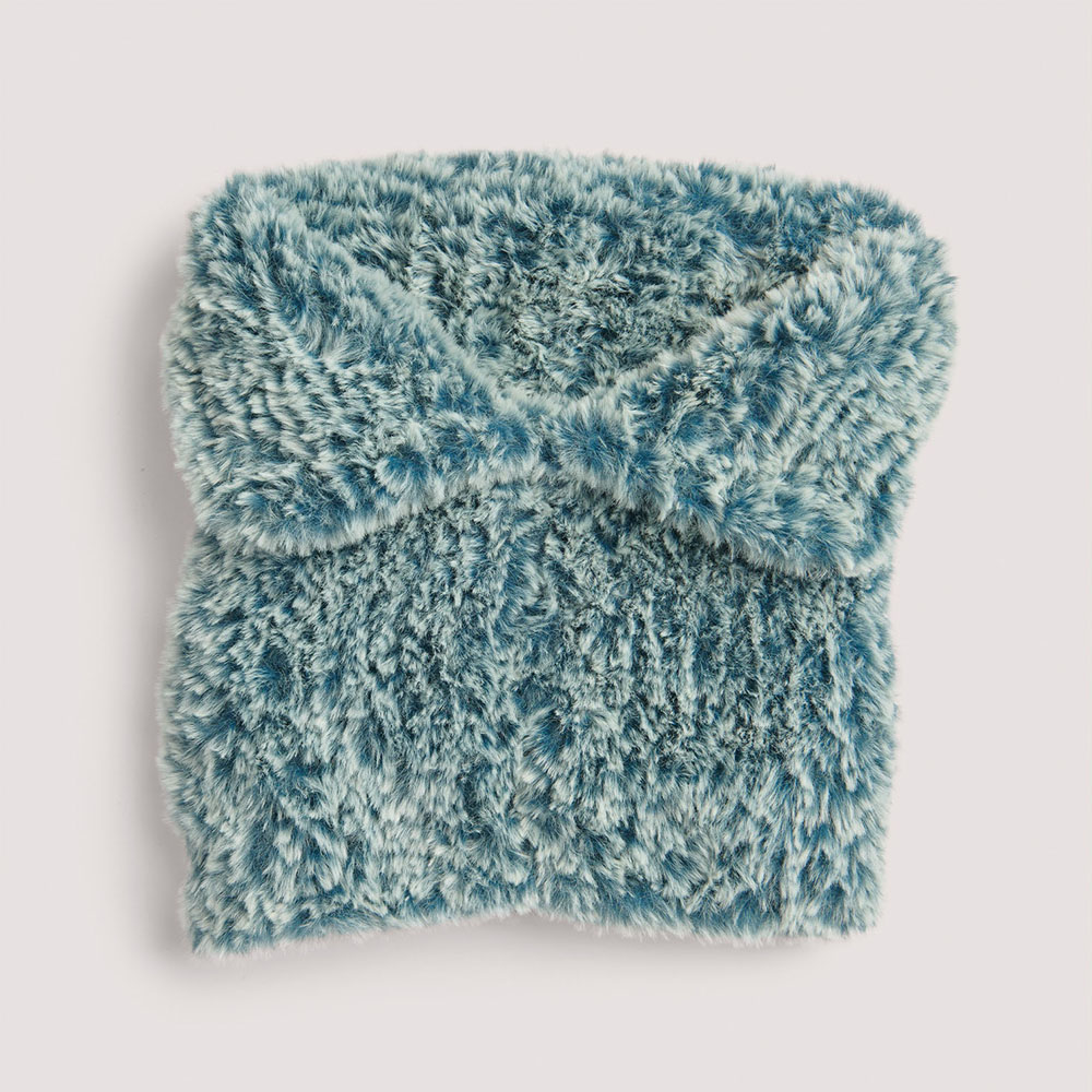 Flauschiger Kragen auf grauem Hintergrund – zum Strickset