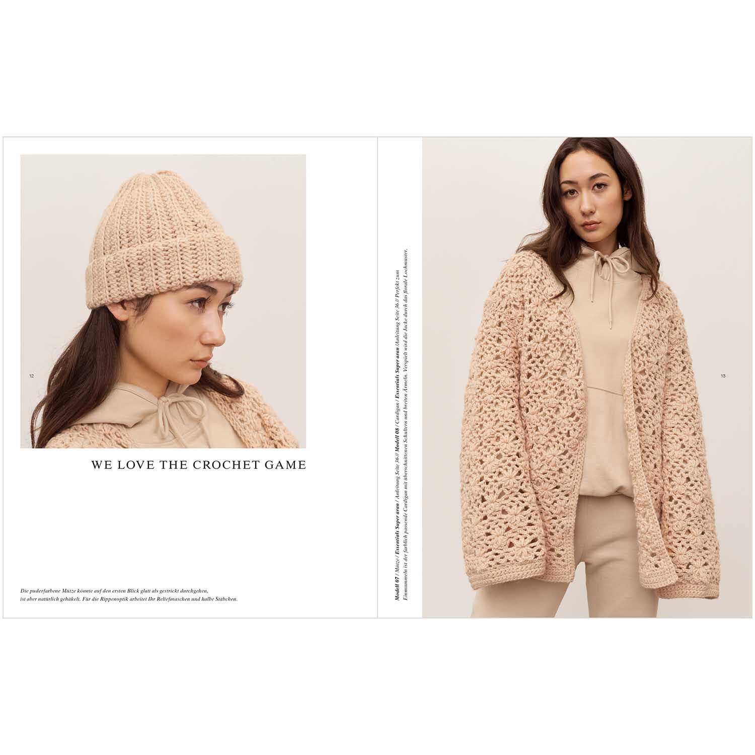 Winter Crochet Collection: Frau trägt gestrickte Mütze und Jacke in Beige von Rico Design, stilvoll und gemütlich.