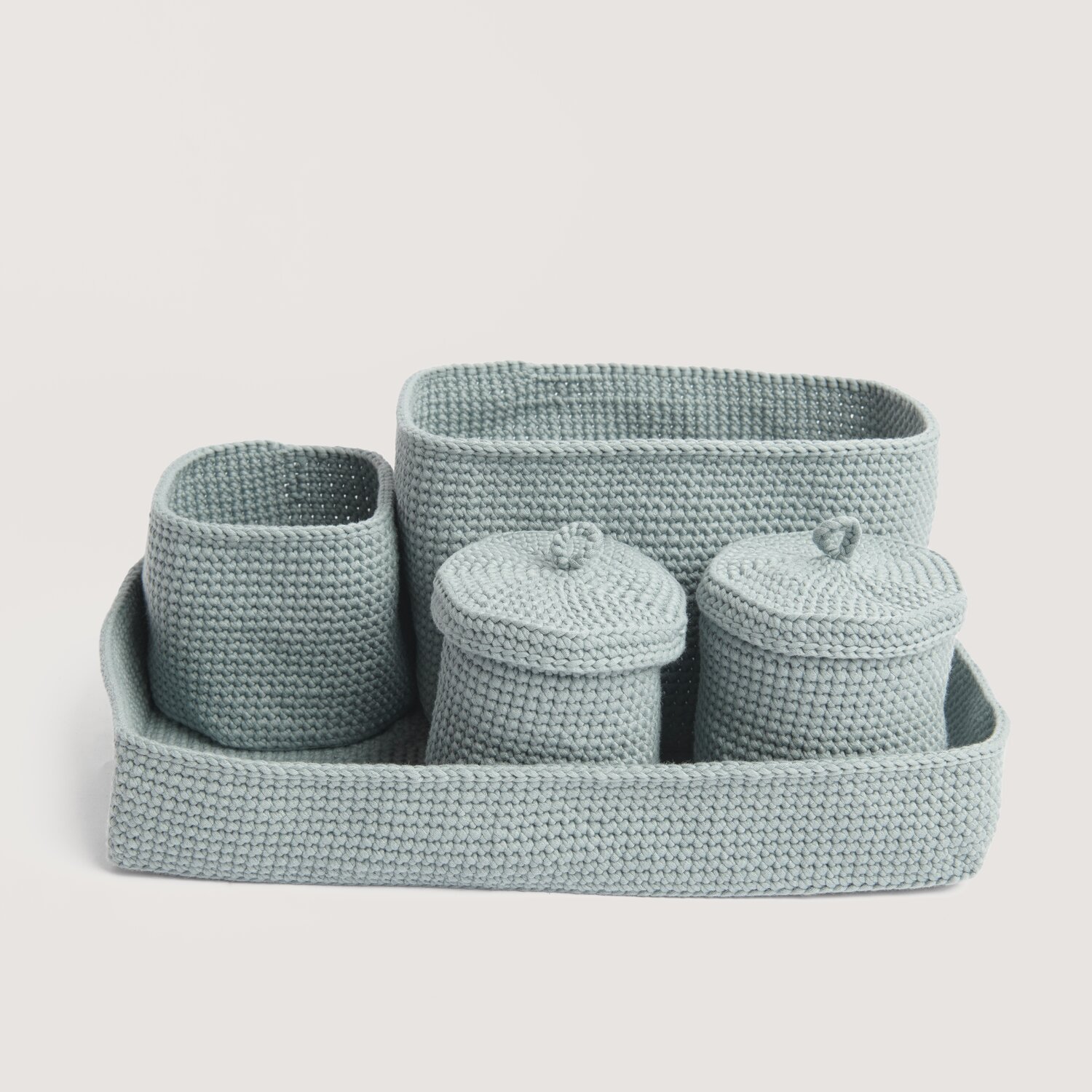 Häkelset Organizer Modell 09: Vier blau-graue, gehäkelte Aufbewahrungskörbe von Rico Design.
