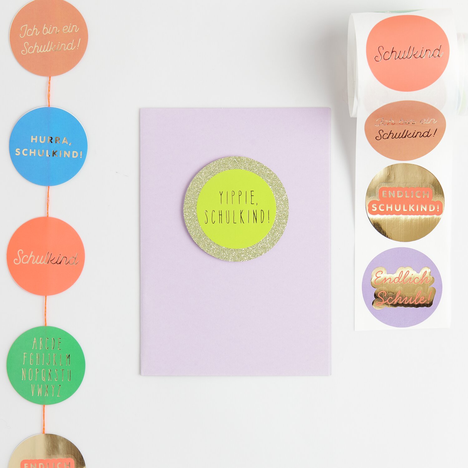 Paper Poetry Sticker Schulkind: Bunte Sticker von Rico Design mit Schriftzügen wie "Hurra, Schulkind!" in verschiedenen Farben.