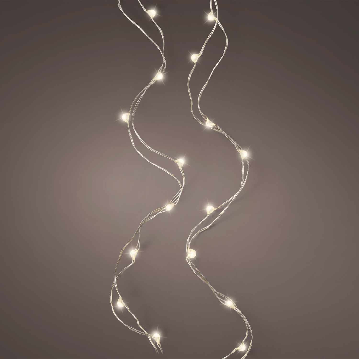 LED Micro Strang mit Timer, batteriebetrieben, zeigt warmweiße Lichter auf einem dunklen Hintergrund. Marke: Kaemingk.