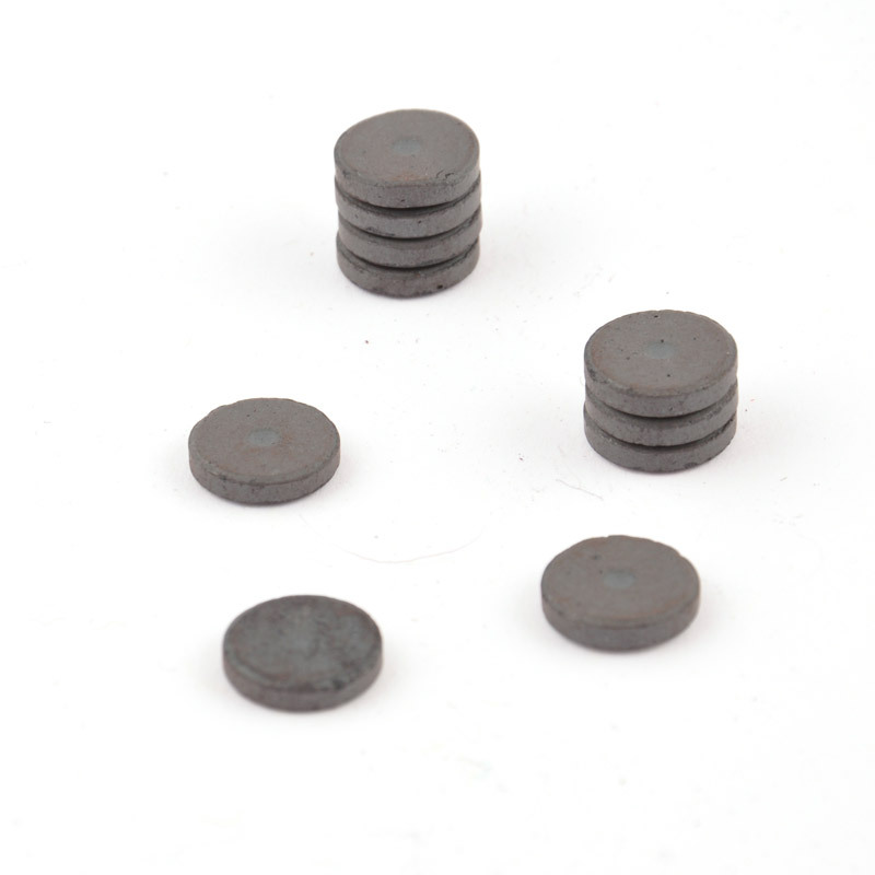 Haftmagnete 20x5mm 10 Stück von Glorex, graue runde Magnete in Stapeln und einzeln auf weißem Hintergrund. Ideal für Büro und Werkstatt.