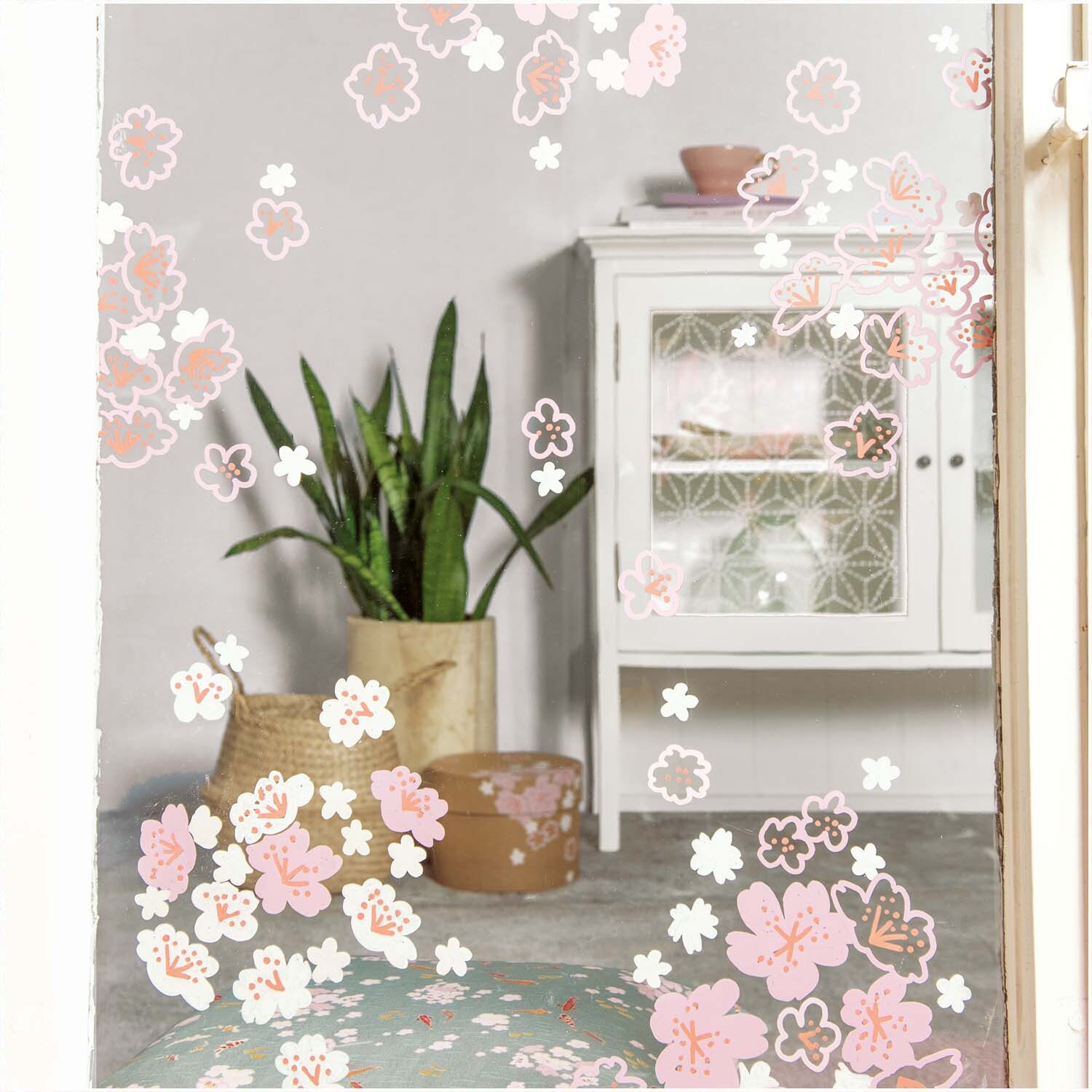 Kreidestifte Flüssigkreide Set Natur 3mm 6 Farben: Ein Raum mit Pflanzen und einem weißen Schrank, dekoriert mit floralen Mustern.