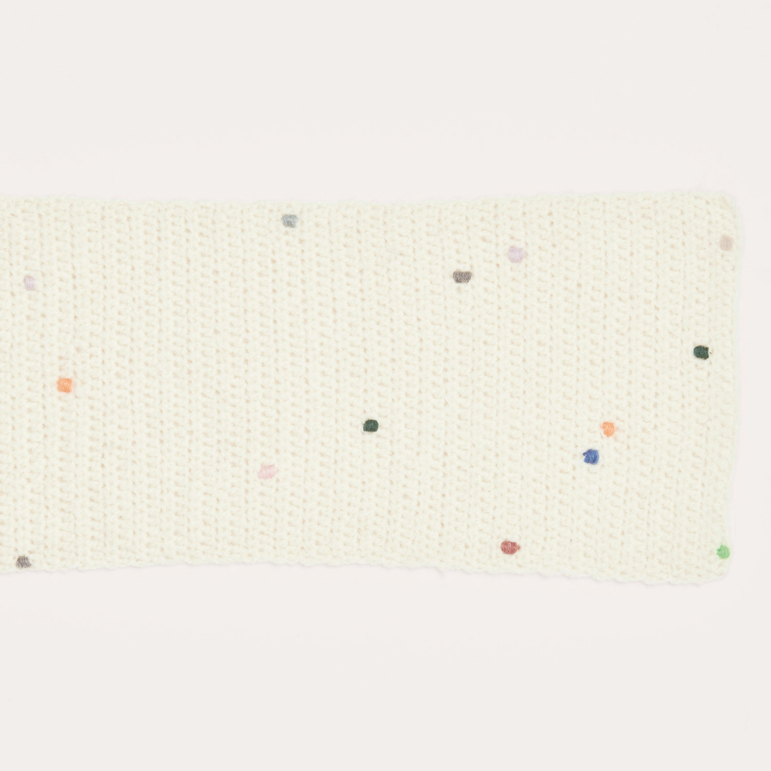 Mady by Me Handknitting No. 19 International zeigt ein gestricktes cremefarbenes Muster mit bunten Punkten. Ideal für Herbst-Winter-Projekte.