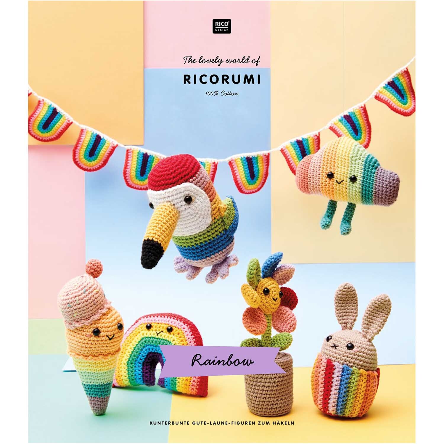 Ricorumi Rainbow deutsch: Bunte Häkeltiere und Regenbogen-Deko von Rico Design vor pastellfarbenem Hintergrund.